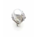 Ring tested for 750 gold with one cultured pearl and 23 brilliants, total approx. 0.50 ct in high