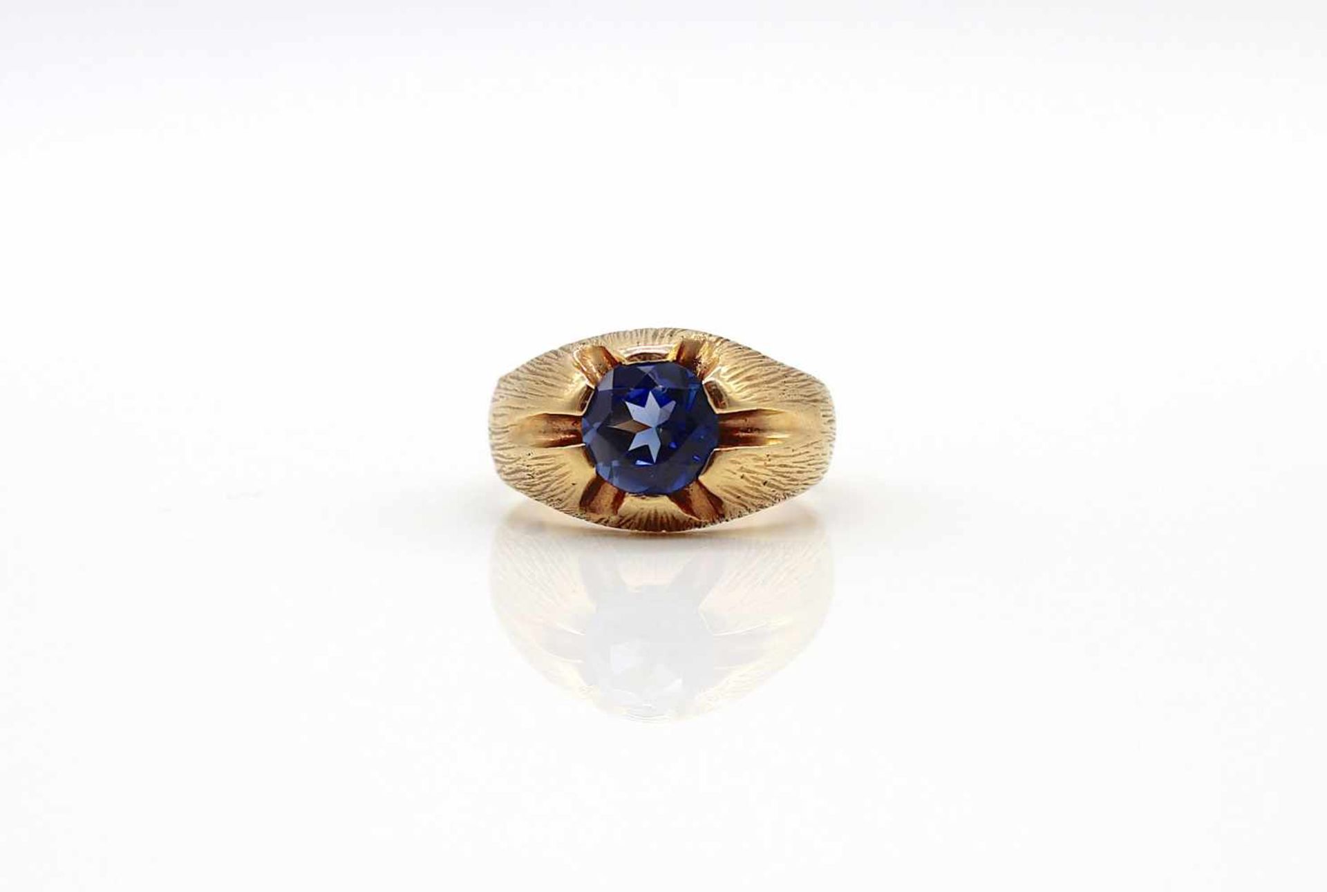 Ring tested for 585 gold with a synthetic sapphire, about 2.4 ct.Weight 7.6 g, size 56- - -15.00 % - Bild 3 aus 3