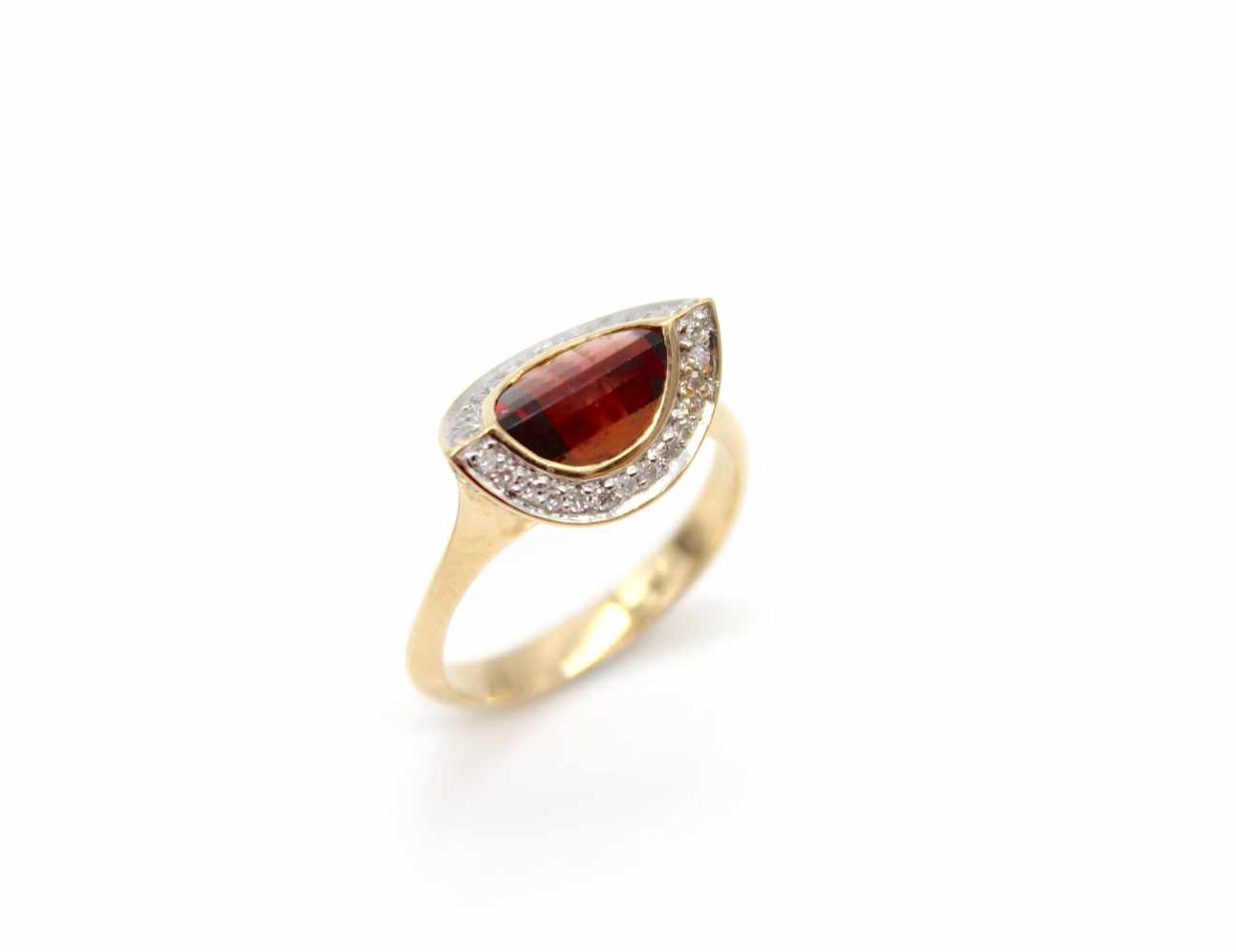 Ring made of 585 gold with a garnet and small diamonds.Weight 5 g, size 56- - -15.00 % buyer's - Bild 2 aus 4