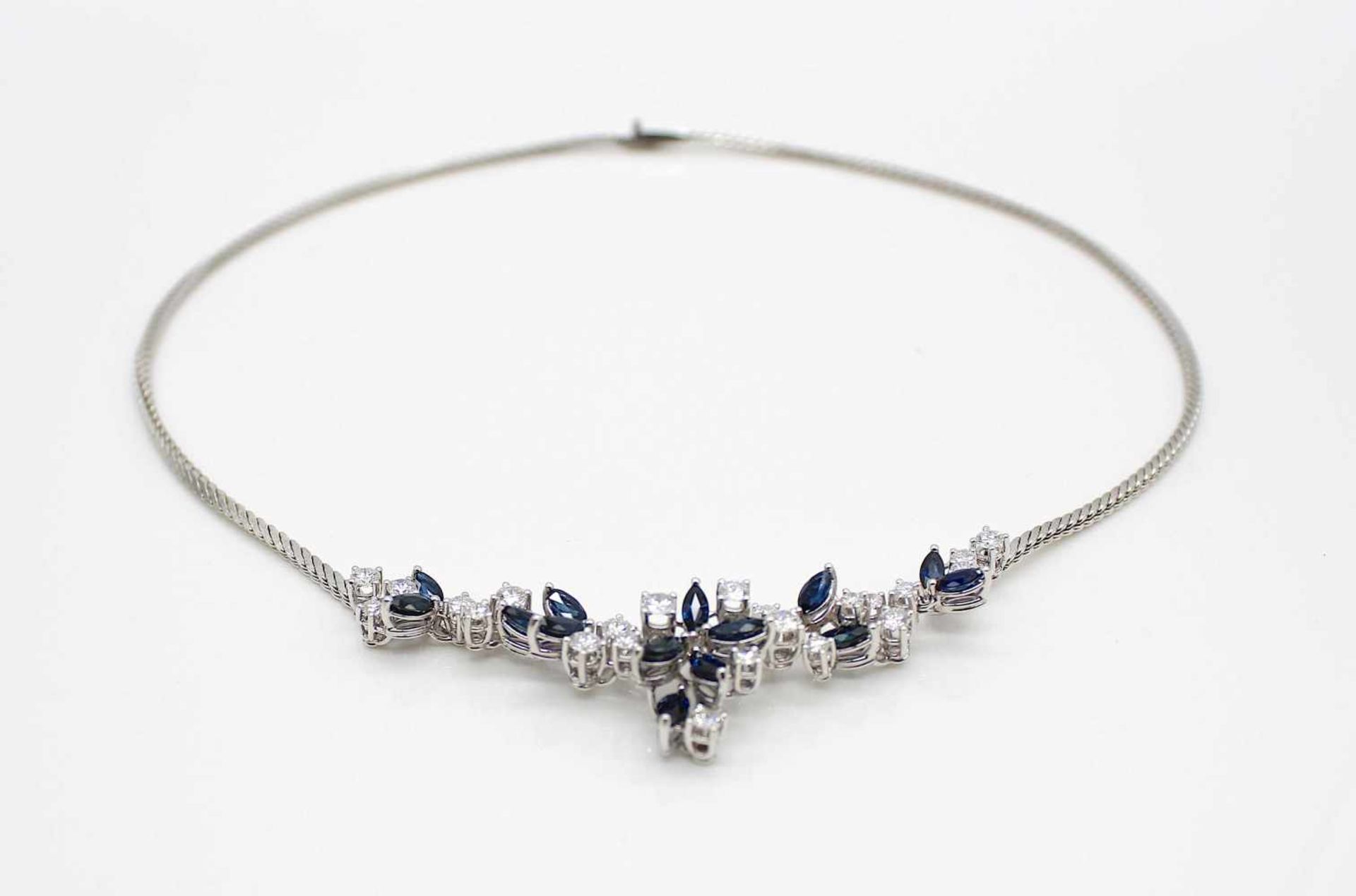 750 white gold necklace with 14 blue sapphires, total approx. 3.11 ct and 23 brilliants, total - Bild 2 aus 3