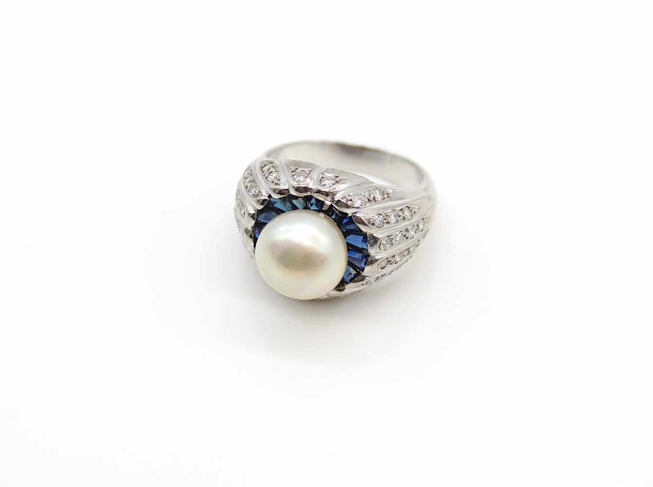 Ring in 750 white gold with one cultured pearl, 15 sapphires and 40 diamonds, total approx. 0.60 - Image 2 of 3