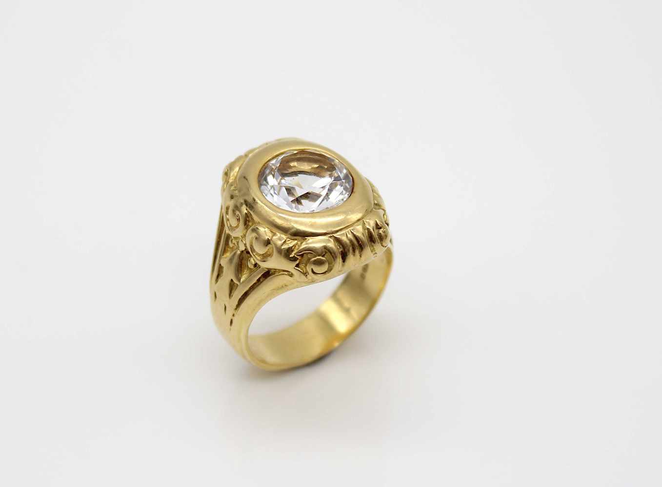 Ring of 750 gold with a topaz.Weight 24.5 g, size 60- - -15.00 % buyer's premium on the hammer