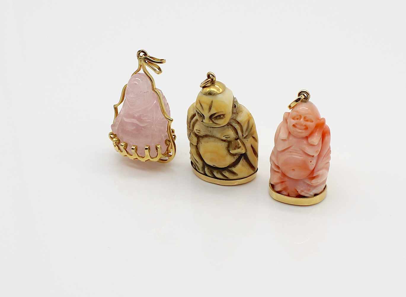 3 pendants in 750 gold with pink quartz, coral and leg.Weight 38.3 g, dimensions : 22.3 x 37.3 and - Image 2 of 2