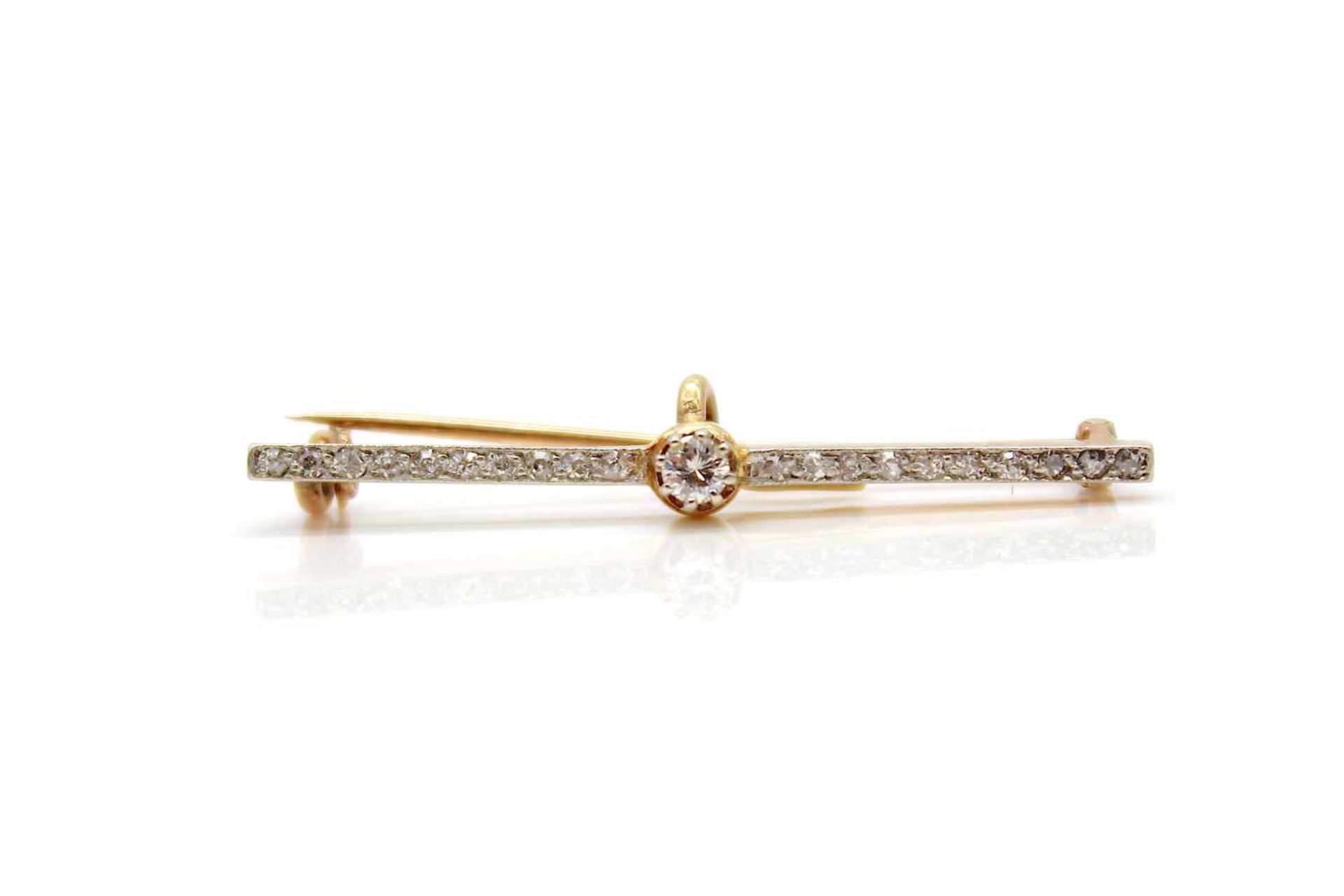 1 brooch tested for 585 gold and platinum with 21 diamonds, total ca. 0,30 ct.Weight 2.3 g, length