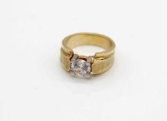 Ring made of 585 gold with a zircon 2,5 ct.Weight 12.5 g, size 58- - -15.00 % buyer's premium on the