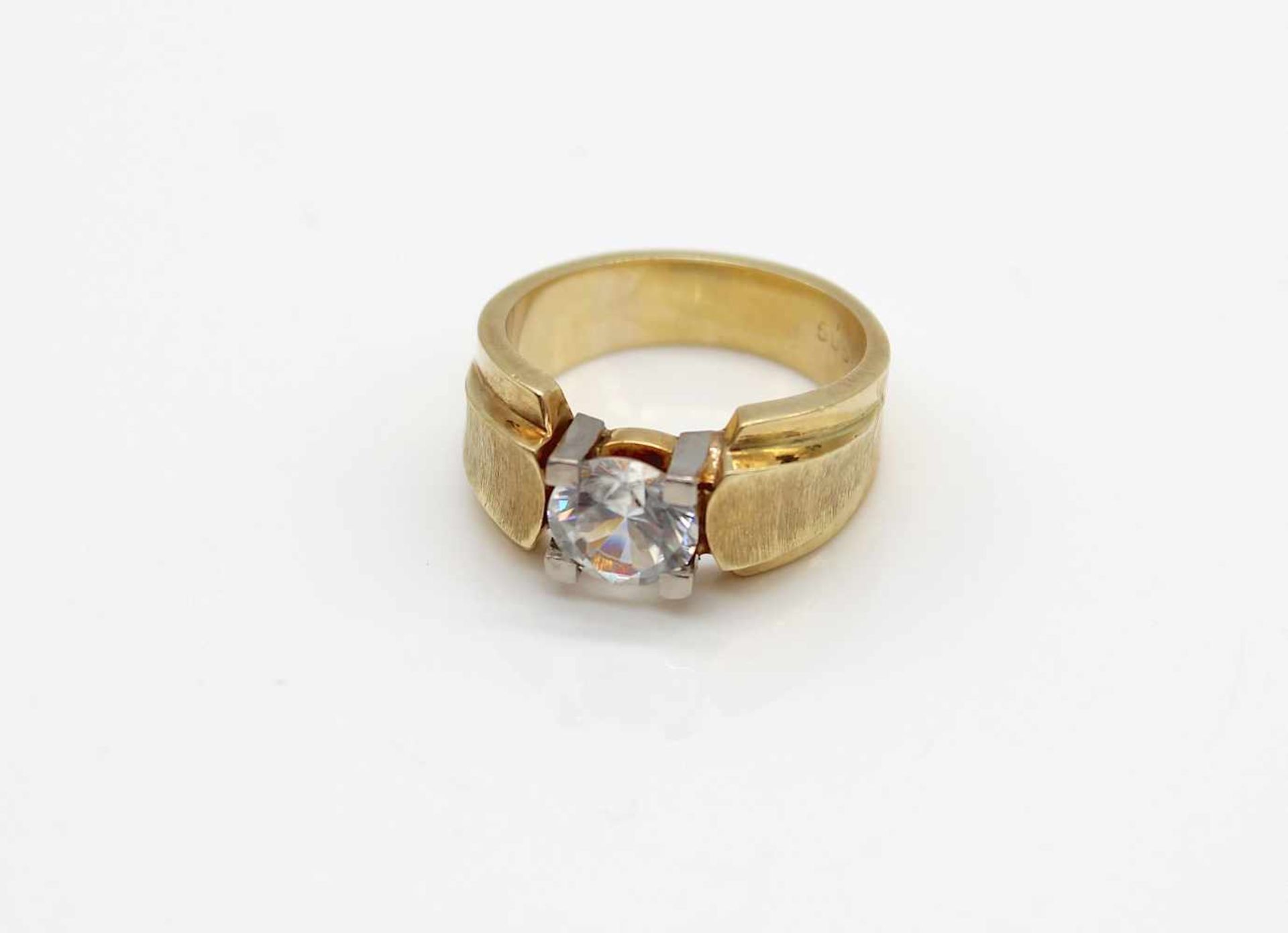 Ring made of 585 gold with a zircon 2,5 ct.Weight 12.5 g, size 58- - -15.00 % buyer's premium on the