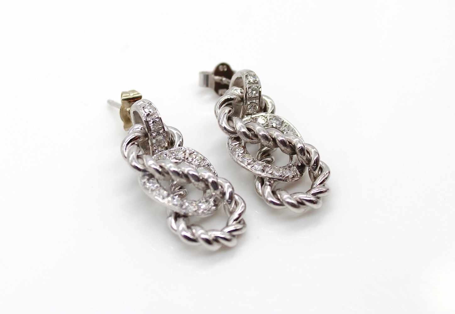 1 pair of earrings in 750 white gold with approx. 30 diamonds, total approx. 1 ct in high quality. - Image 3 of 4