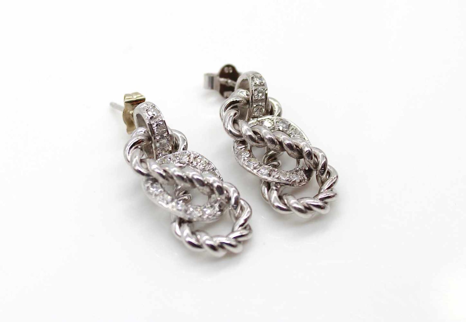 1 pair of earrings in 750 white gold with approx. 30 diamonds, total approx. 1 ct in high quality. - Bild 3 aus 4