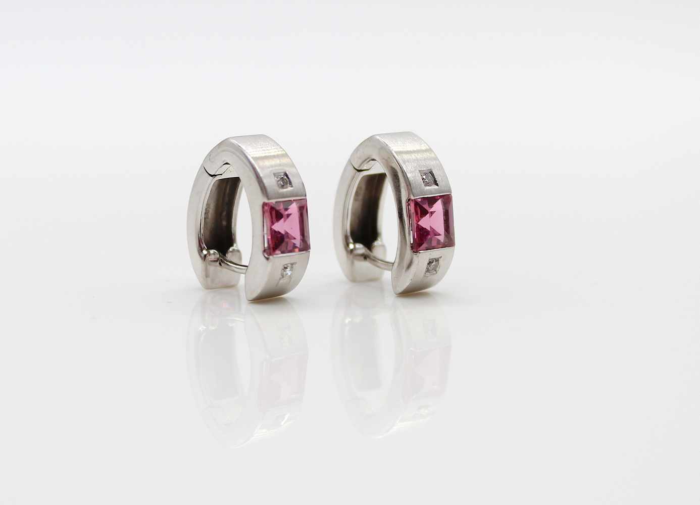 1 pair of earrings in 585 white gold with small diamonds, 0.06 ct and one pink tourmaline each. - Image 2 of 3