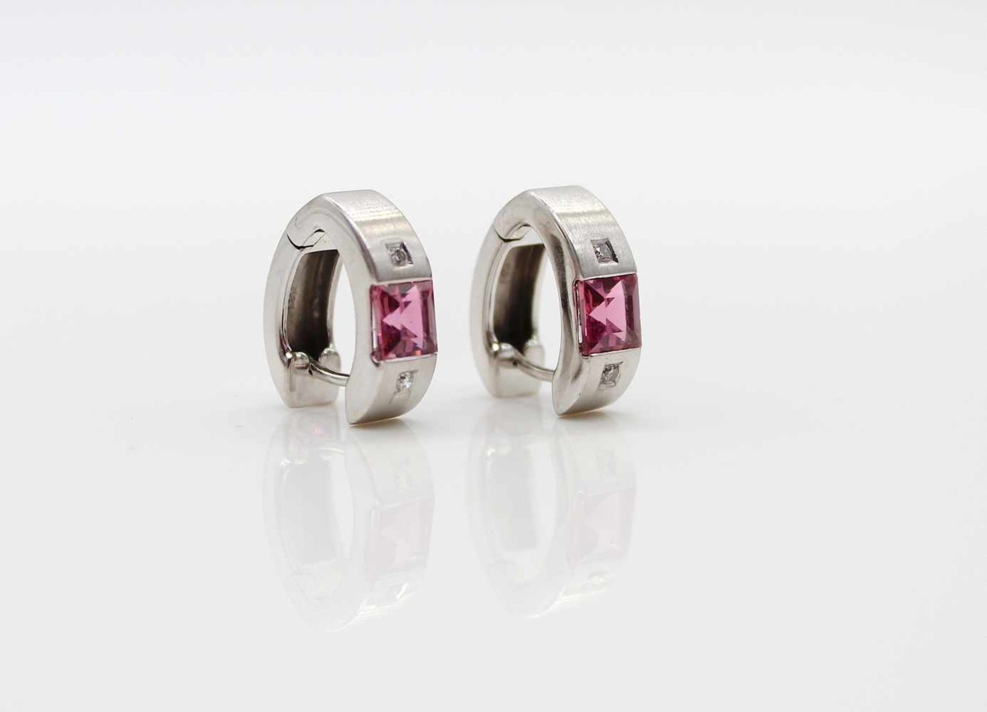 1 pair of earrings in 585 white gold with small diamonds, 0.06 ct and one pink tourmaline each. - Bild 2 aus 3