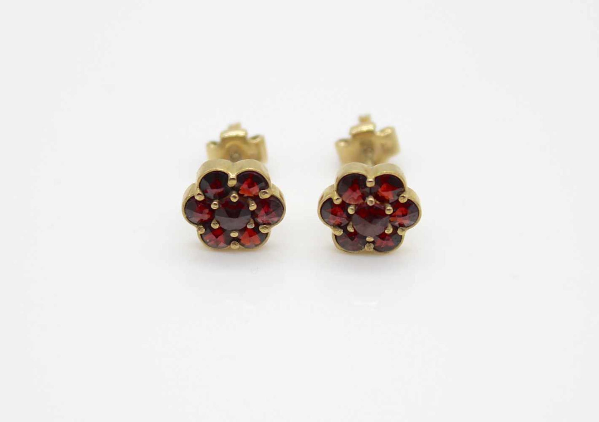 2 pairs of 585 and 375 gold earrings with garnet.Weight 6,8 g- - -15.00 % buyer's premium on the - Bild 2 aus 3