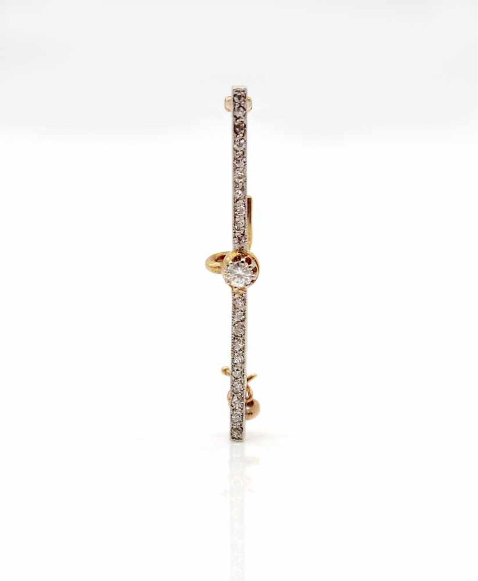 1 brooch tested for 585 gold and platinum with 21 diamonds, total ca. 0,30 ct.Weight 2.3 g, length - Bild 2 aus 3