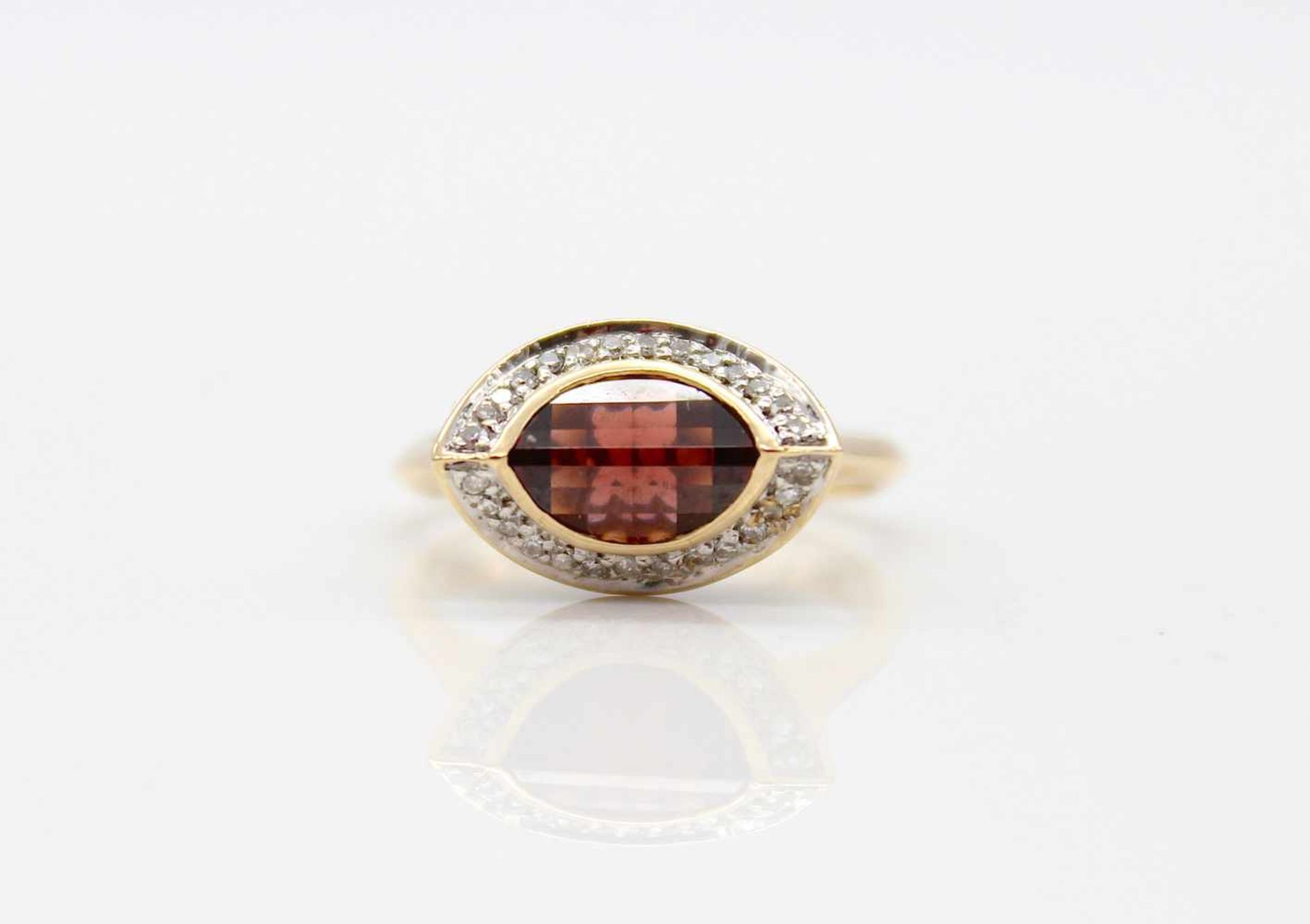 Ring made of 585 gold with a garnet and small diamonds.Weight 5 g, size 56- - -15.00 % buyer's - Bild 3 aus 4