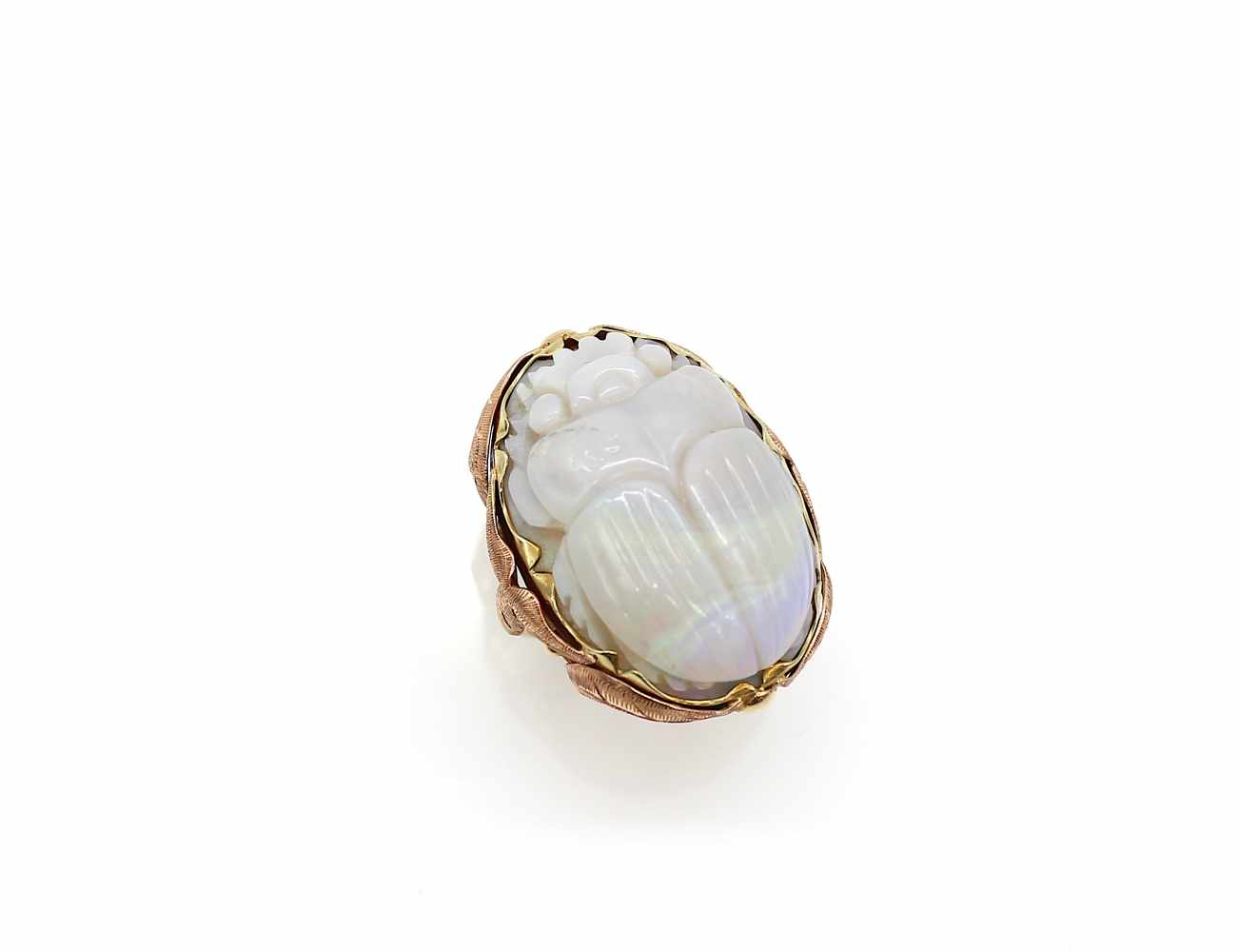 Ring in 585 gold with an opal in the shape of a scarab.Weight 12,2 g, size 55, opal dimensions :