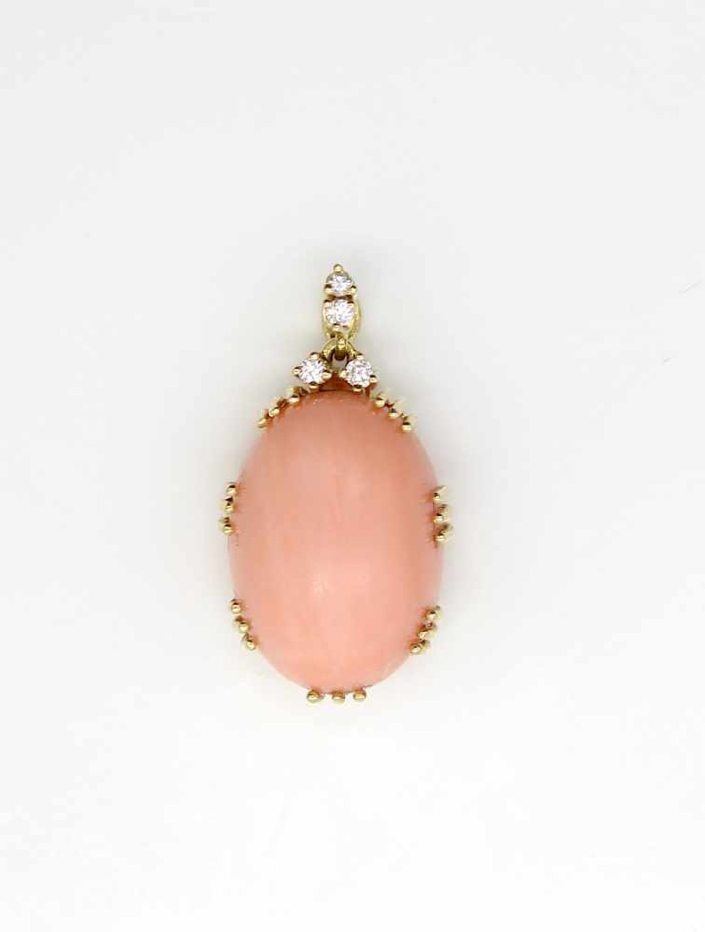 Pendant made of 585 gold with a coral and small diamonds.weight 4 g, dimensions : 13,6 x 20,2
