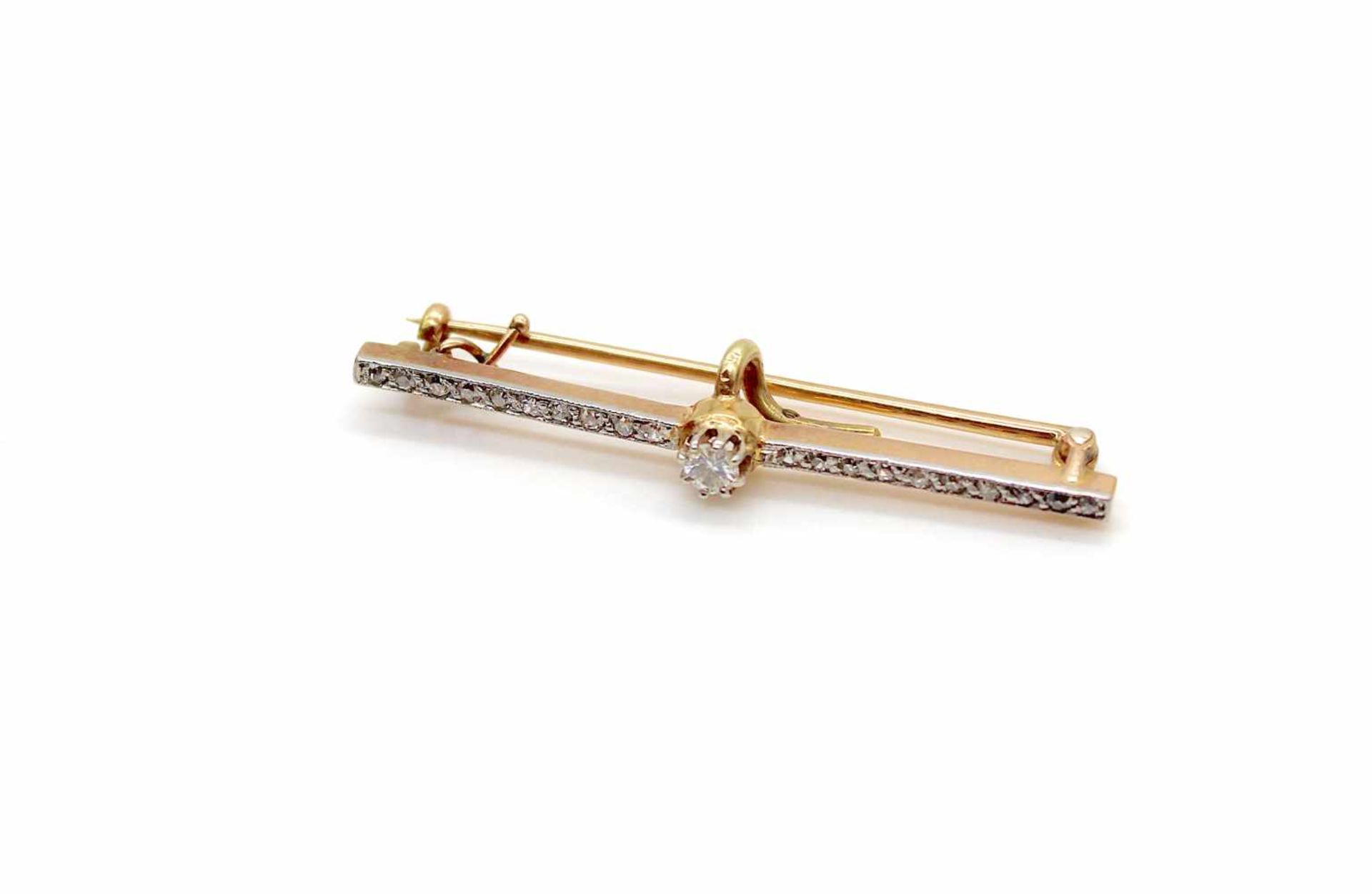 1 brooch tested for 585 gold and platinum with 21 diamonds, total ca. 0,30 ct.Weight 2.3 g, length - Bild 3 aus 3