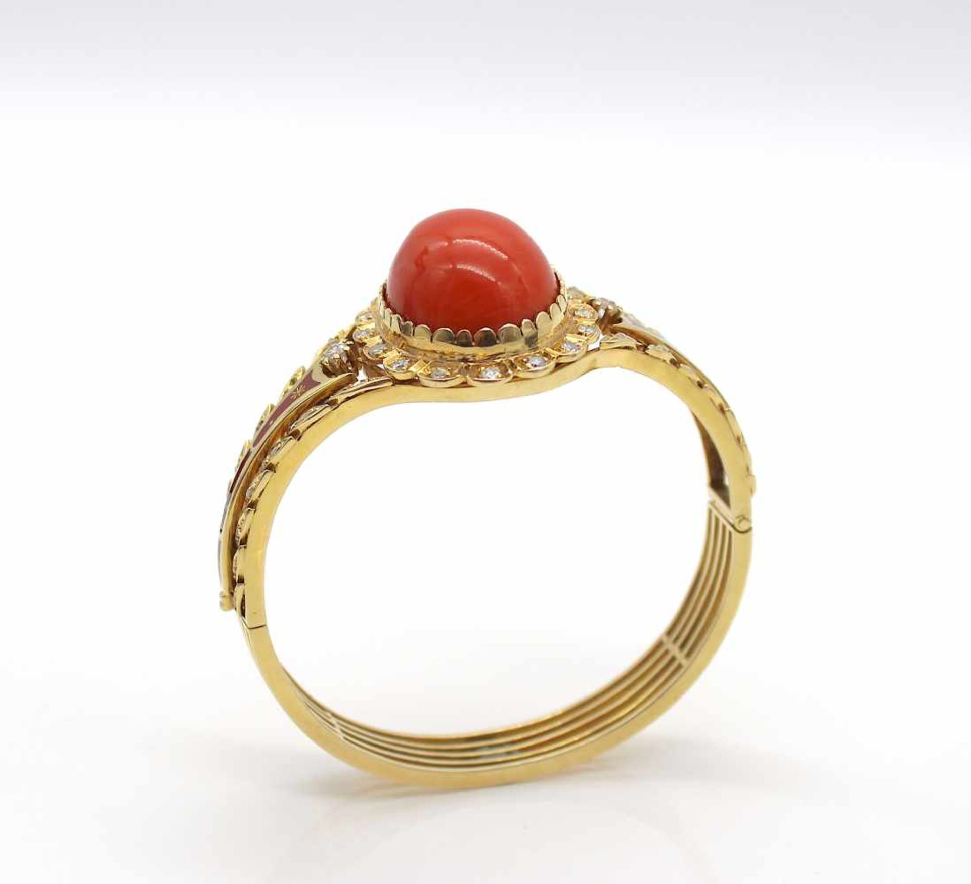 Bracelet made of 585 gold with an oval, orange-red coral approx. 47 ct, 58 diamonds partly old cut - Bild 4 aus 4