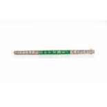 Needle made of 750 gold and platinum (tested) with 7 emeralds, total approx. 1.6 ct and 16 diamonds,