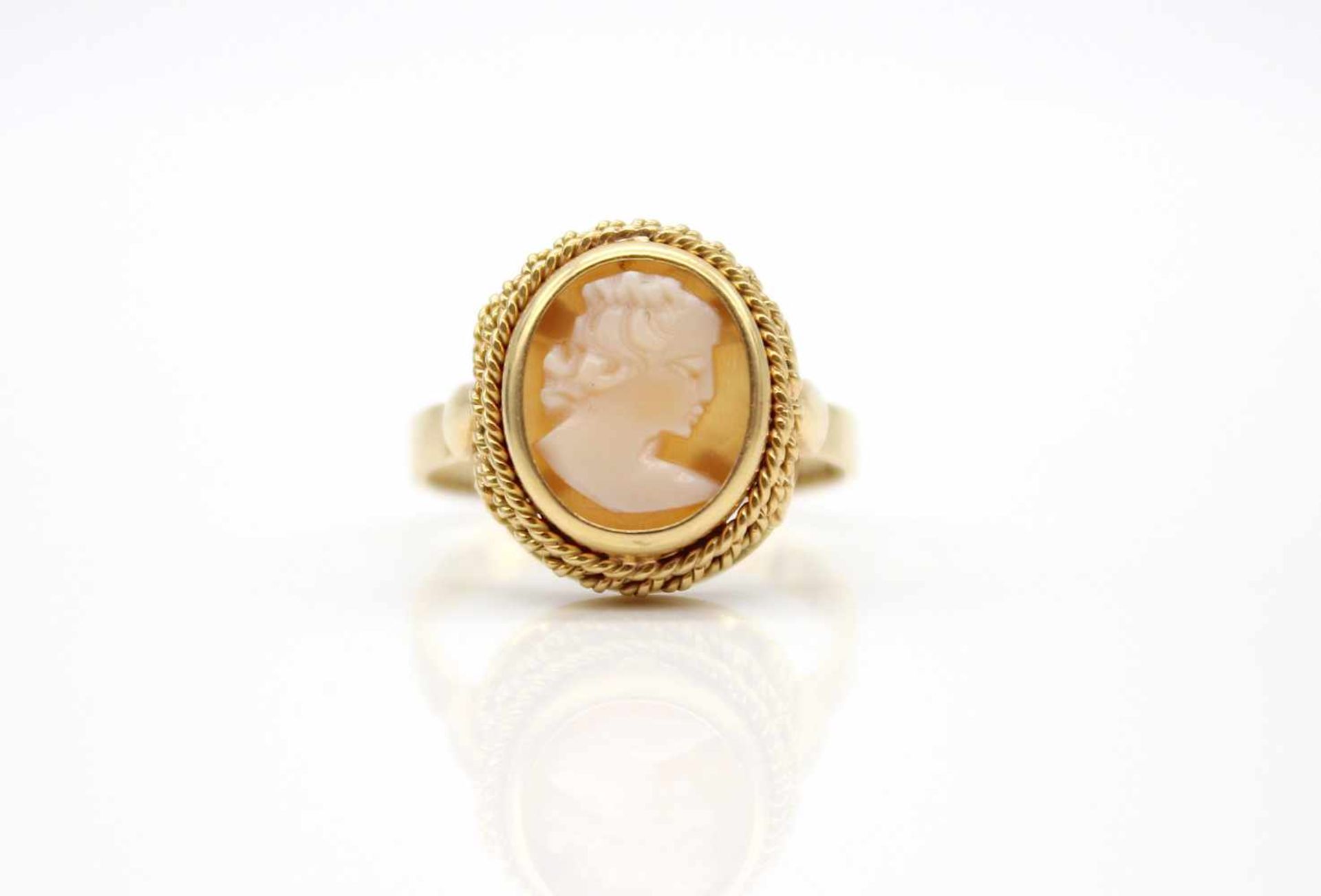 Ring of 585 gold with a cameo.Weight 4.1 g, size 58- - -15.00 % buyer's premium on the hammer