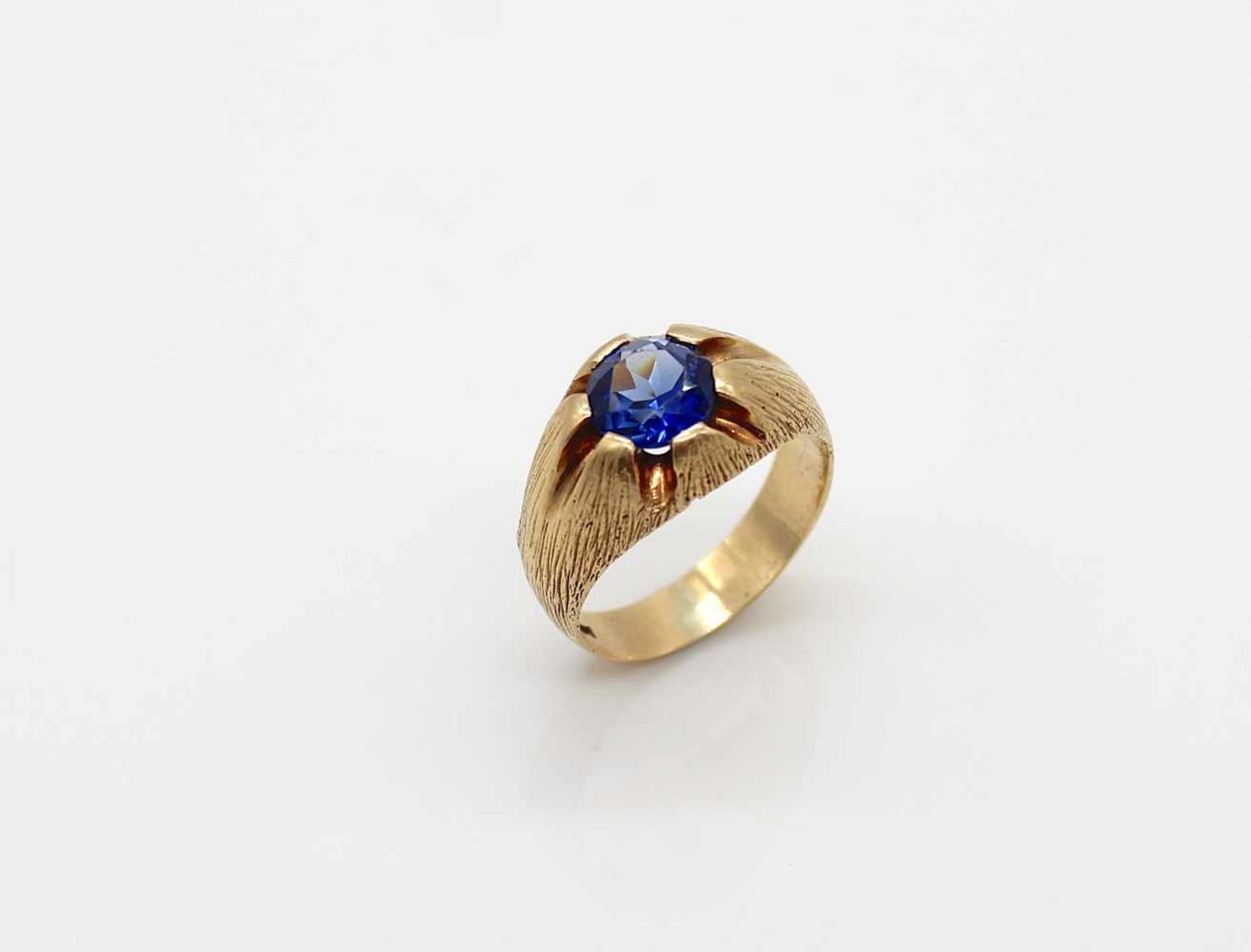 Ring tested for 585 gold with a synthetic sapphire, about 2.4 ct.Weight 7.6 g, size 56- - -15.00 %