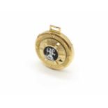 750 gold travel alarm clock.weight 38,6 g, diameter 39,3 mm- - -15.00 % buyer's premium on the