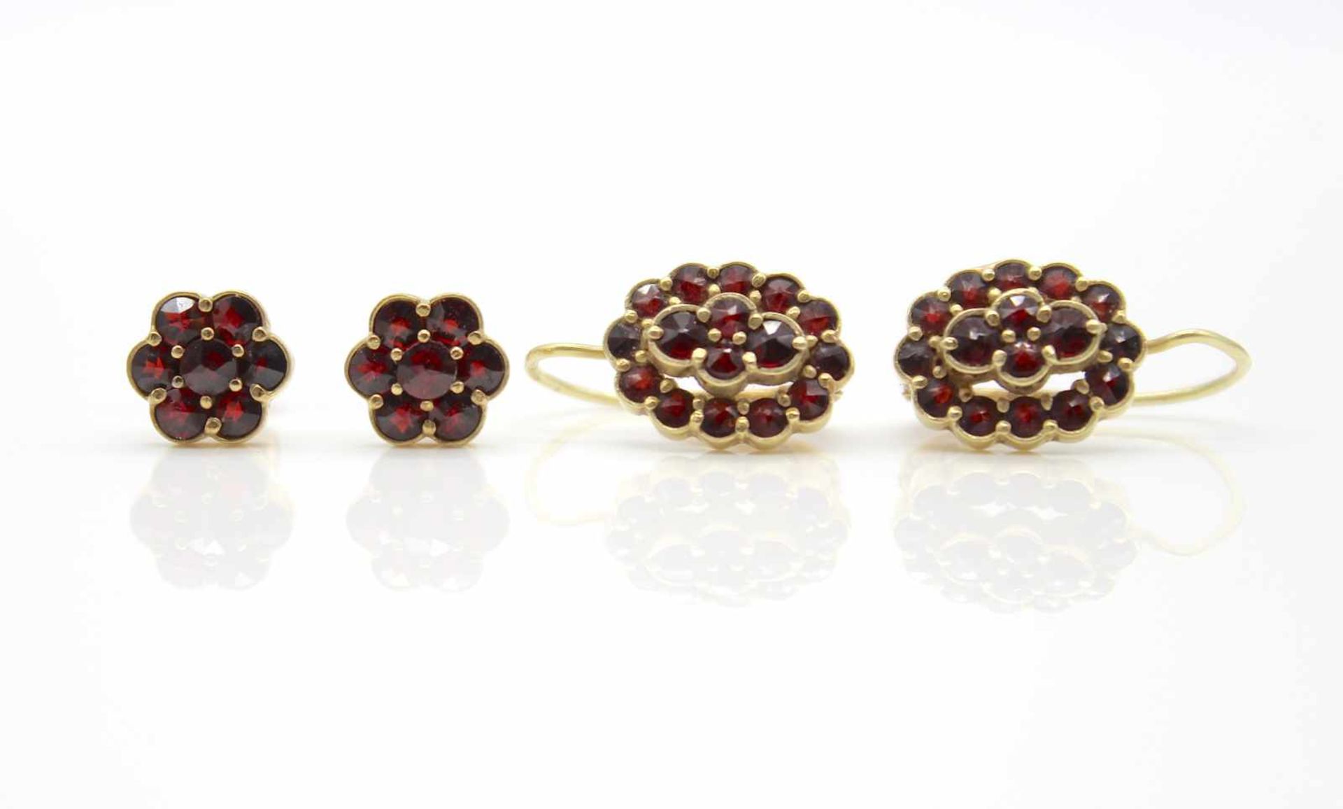 2 pairs of 585 and 375 gold earrings with garnet.Weight 6,8 g- - -15.00 % buyer's premium on the