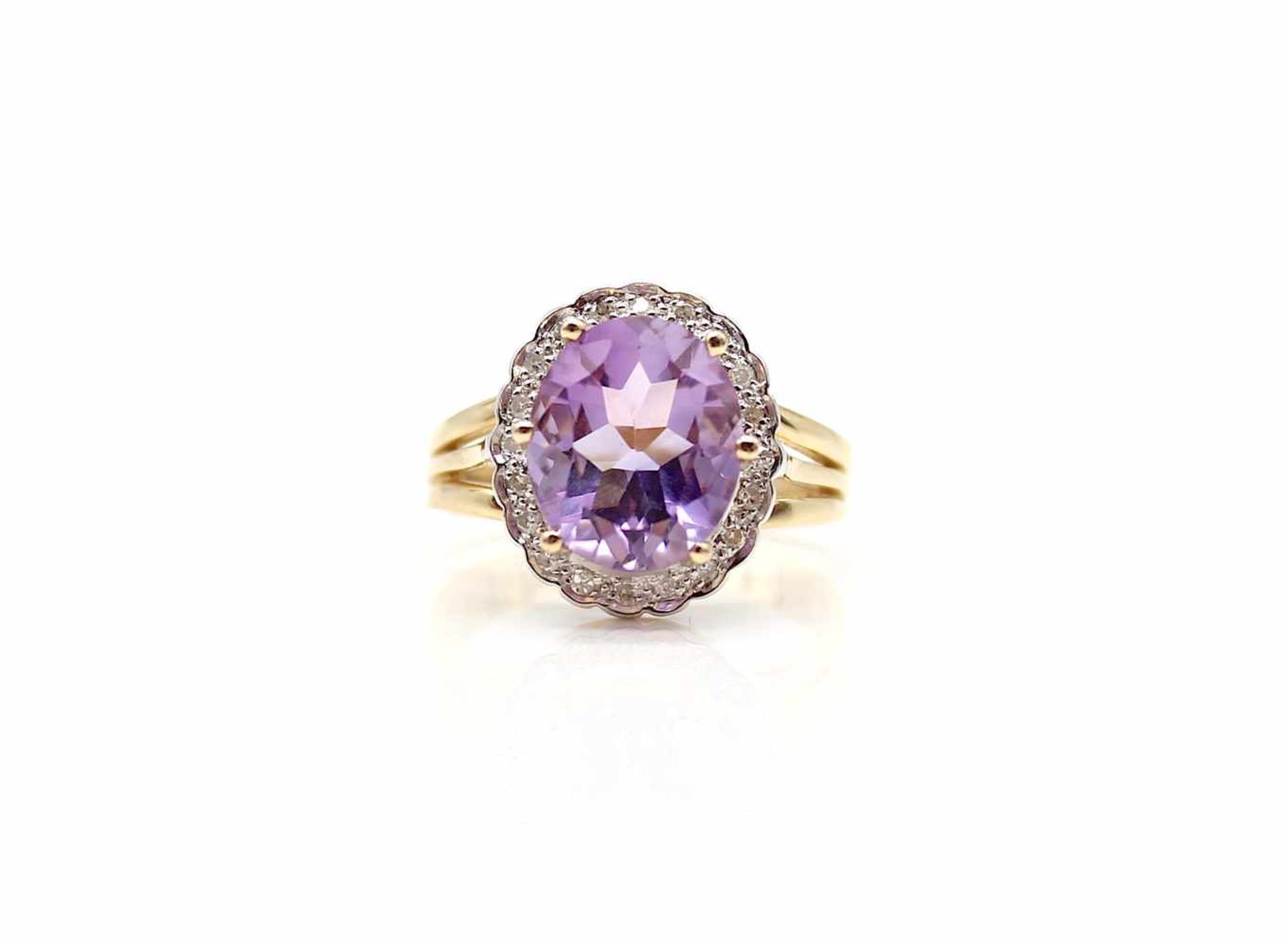 Ring of 585 gold with an amethyst and 20 diamonds, total approx. 0.15 ct.Weight 5.8 g, size 60- - - - Bild 2 aus 3