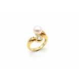 Ring made of 750 gold with a cultured pearl and a brilliant, approx. 0.25 ct in high quality.