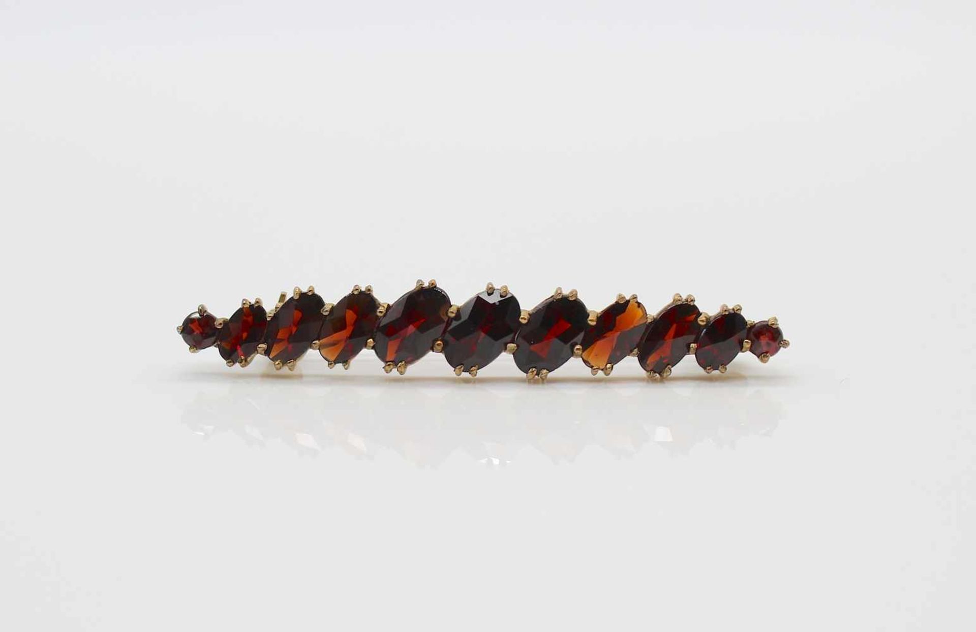 Needle in 333 gold with garnet.Weight 4 g, length 52 mm- - -15.00 % buyer's premium on the hammer
