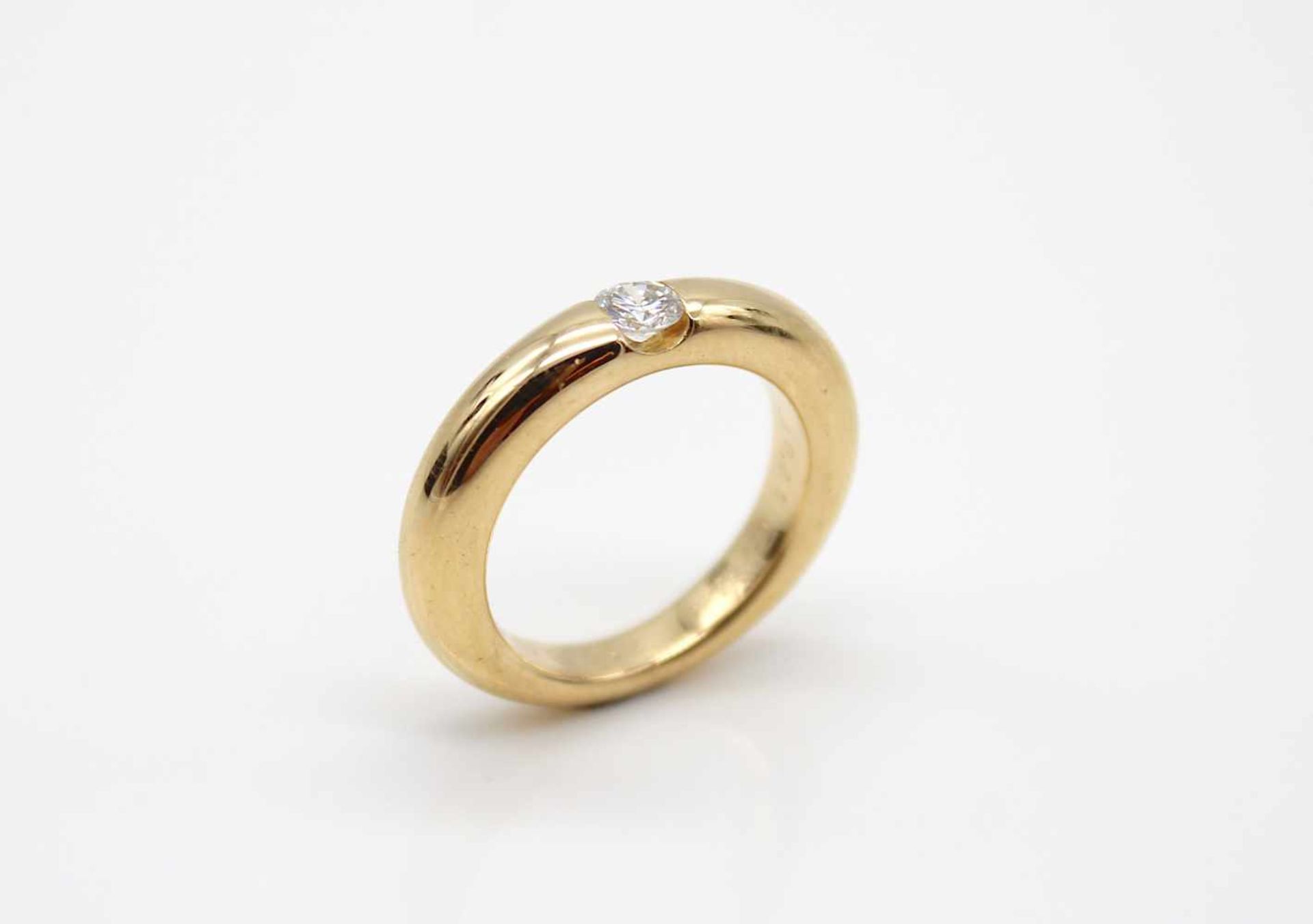 Ring by Cartier, 1993 ellipse, 750 gold, No. 5266 with a diamond approx. 0,25 ct in high quality. - Bild 3 aus 3