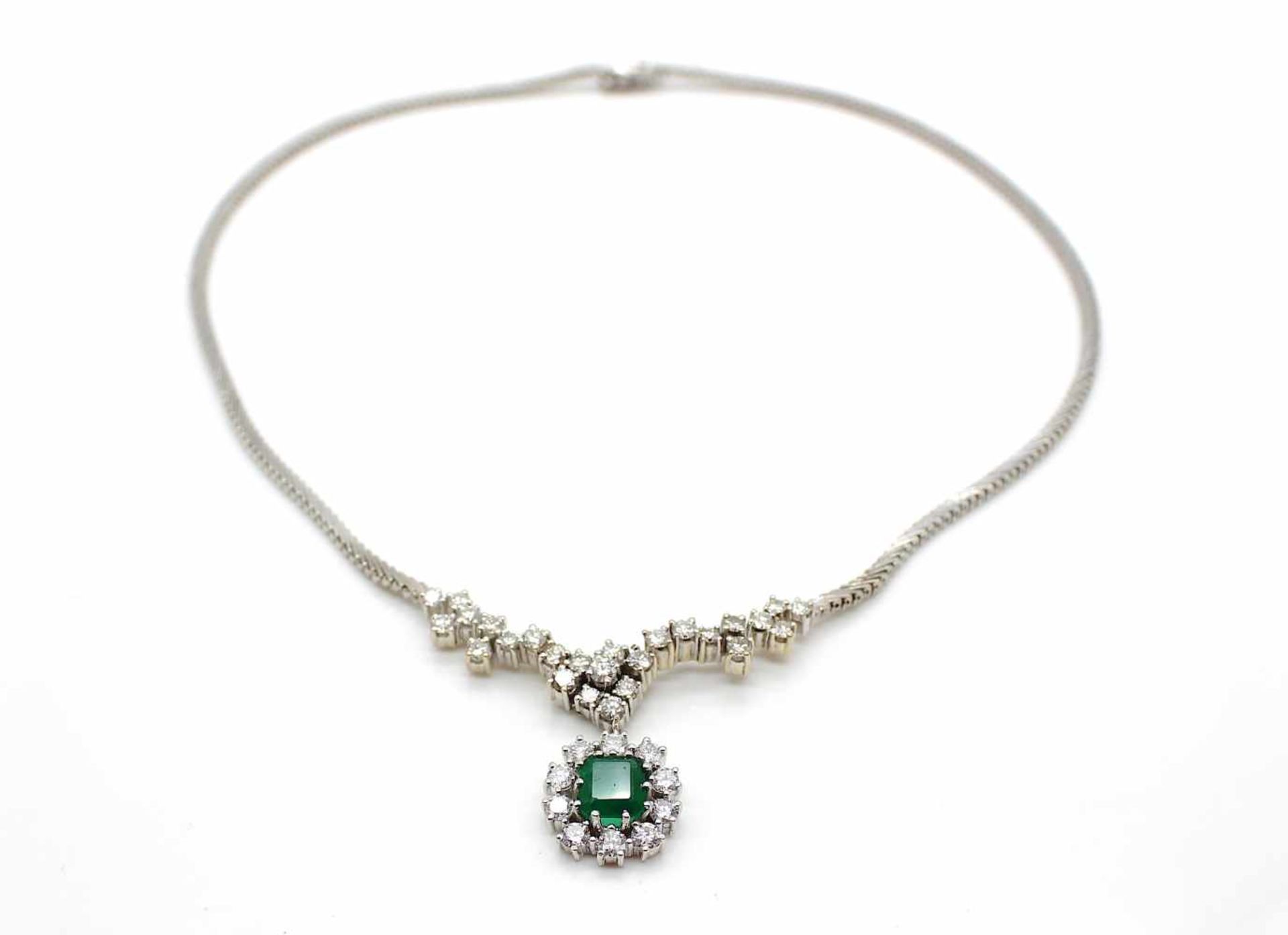 Necklace in 585 white gold with an emerald about 1.4 ct and 36 diamonds, total about 3.4 ct in - Bild 2 aus 4