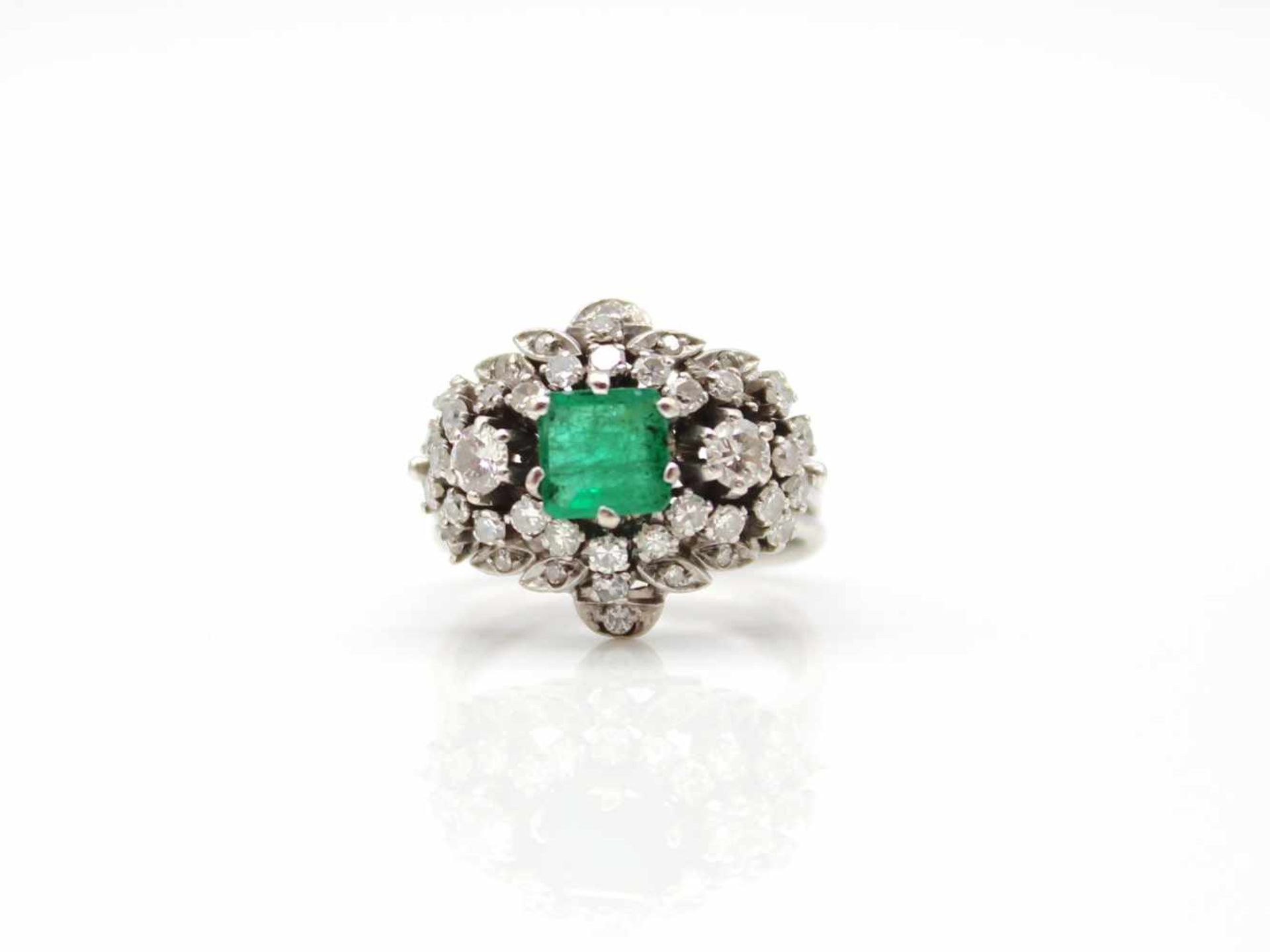 Ring tested for 750 gold with an emerald of approx. 1 ct and 41 diamonds, total approx. 1.1 ct (