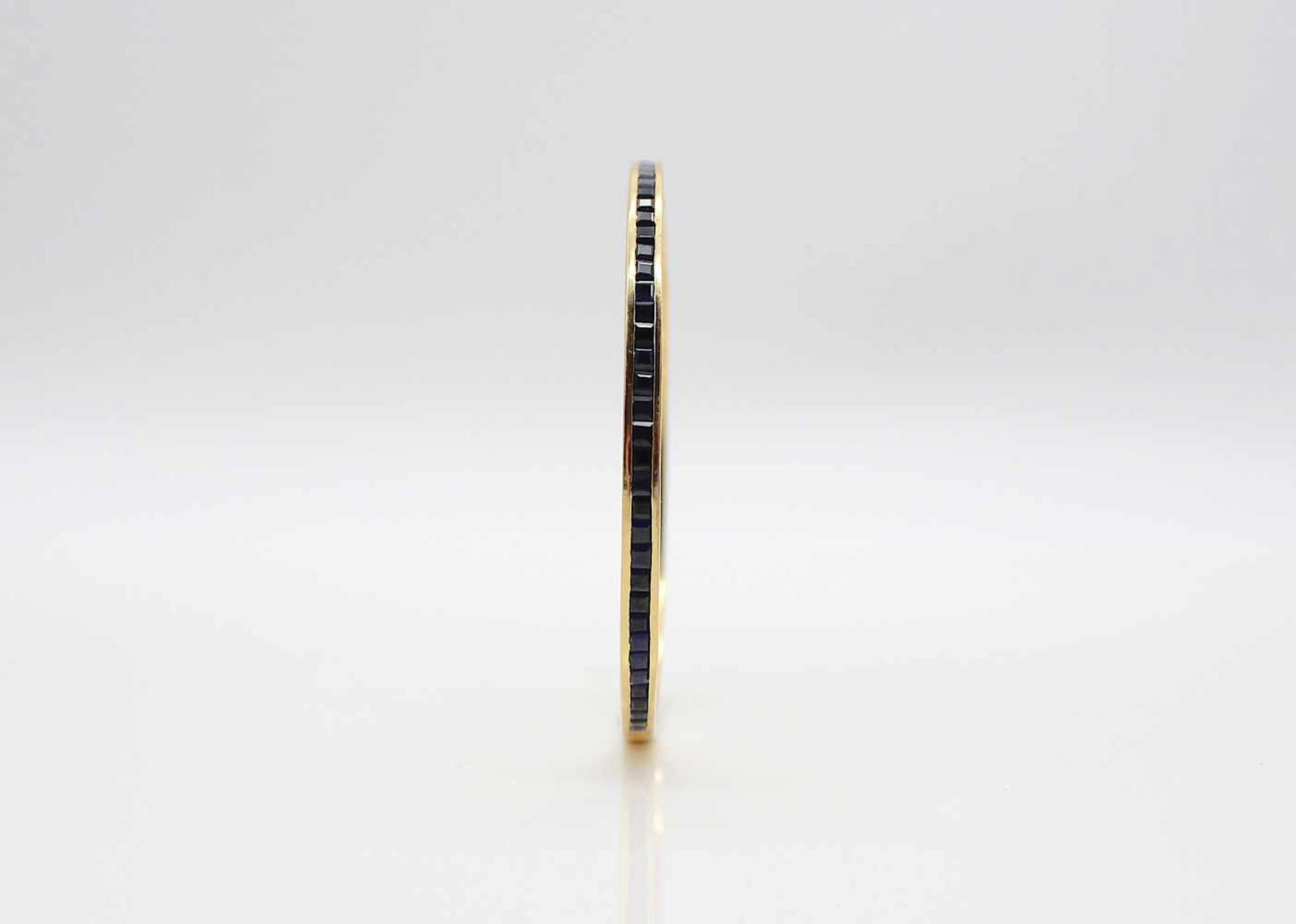 Bangle tested for 21,6 ct gold with 36 sapphires, total ca. 4 ct. The bracelet would have to be re- - Bild 3 aus 4