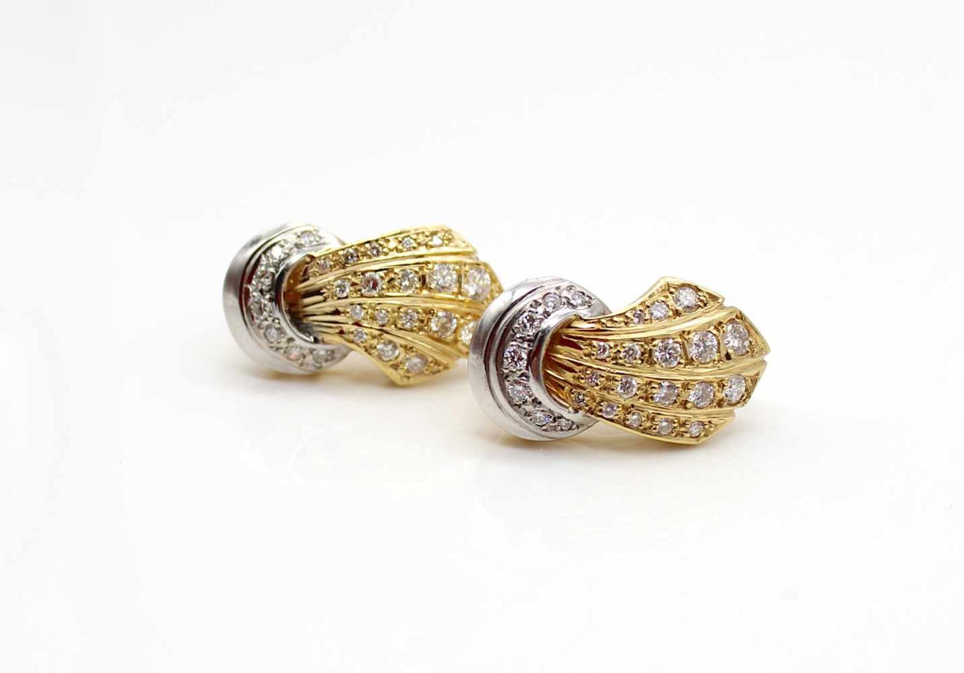 1 pair of earclips made of 750 gold with 50 diamonds, total approx. 1.4 ct in high purity and