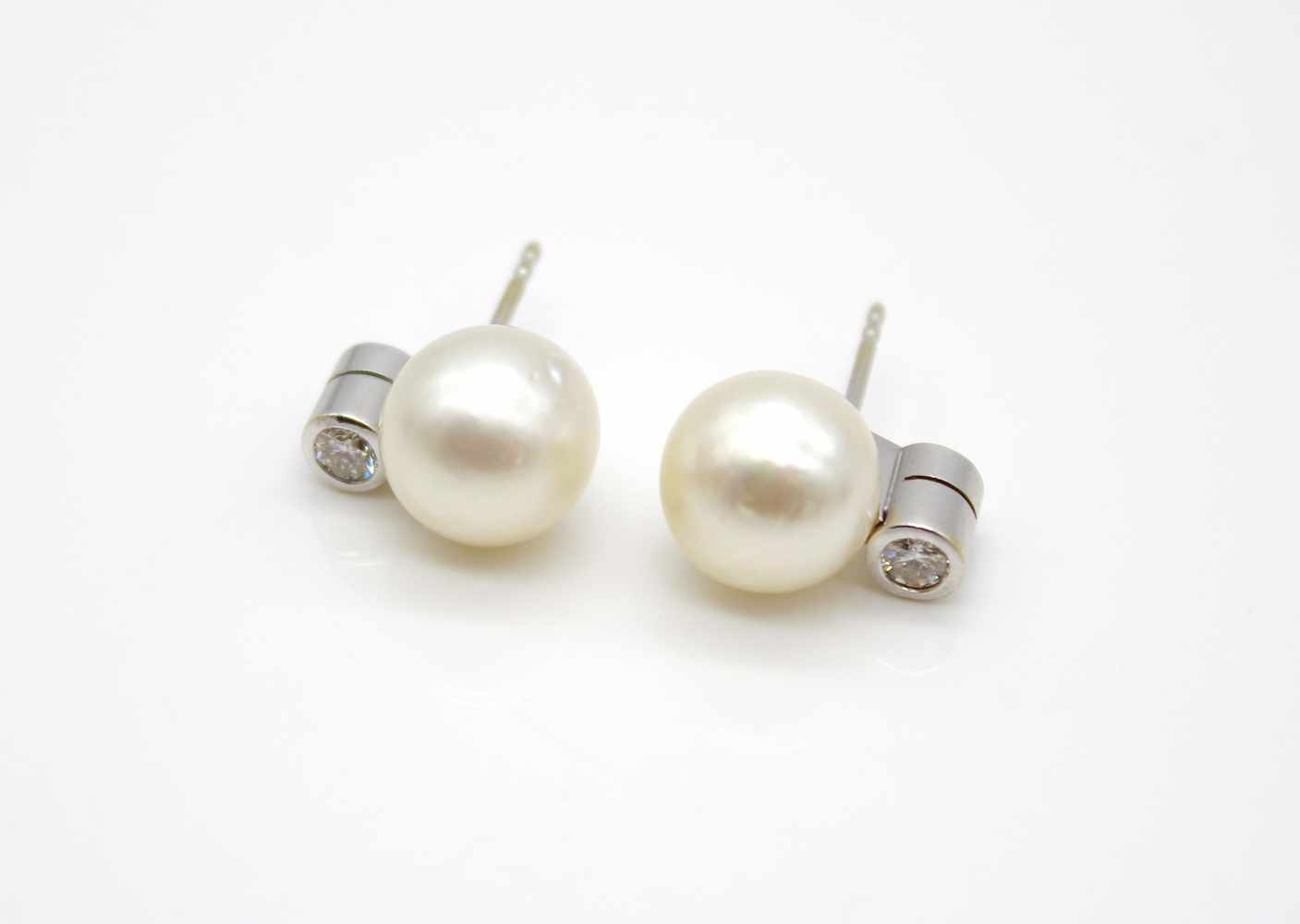 1 pair of ear studs made of 585 gold with one cultured pearl each, diameter 10.8 mm and 2 diamonds - Image 2 of 3