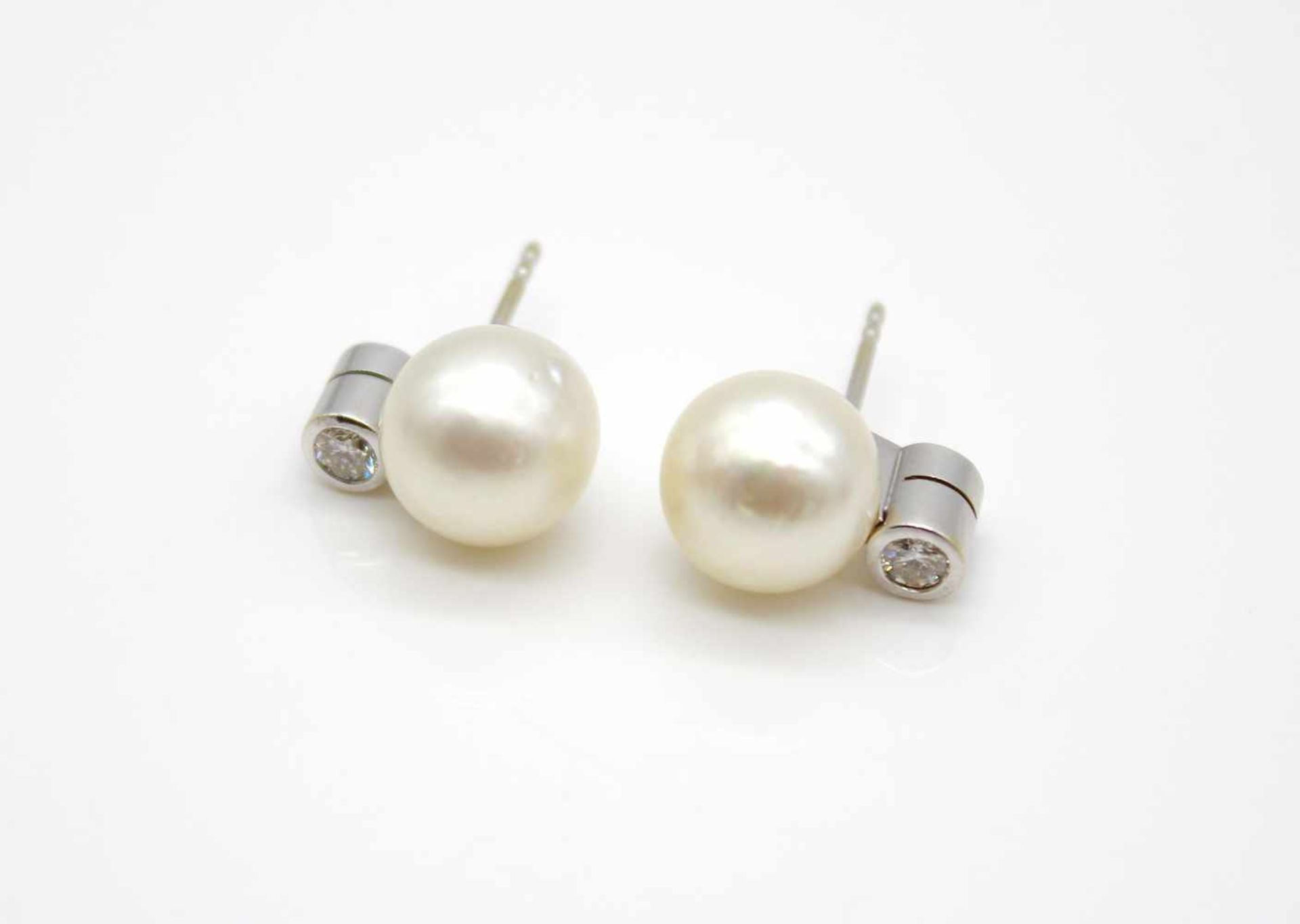 1 pair of ear studs made of 585 gold with one cultured pearl each, diameter 10.8 mm and 2 diamonds - Bild 2 aus 3