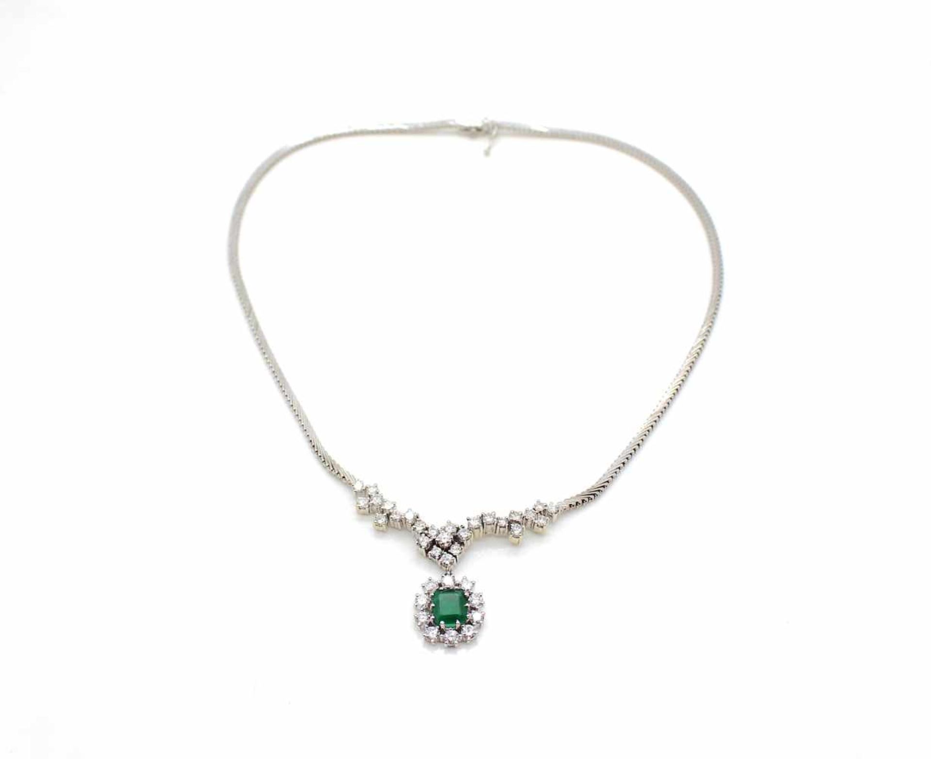 Necklace in 585 white gold with an emerald about 1.4 ct and 36 diamonds, total about 3.4 ct in - Bild 4 aus 4