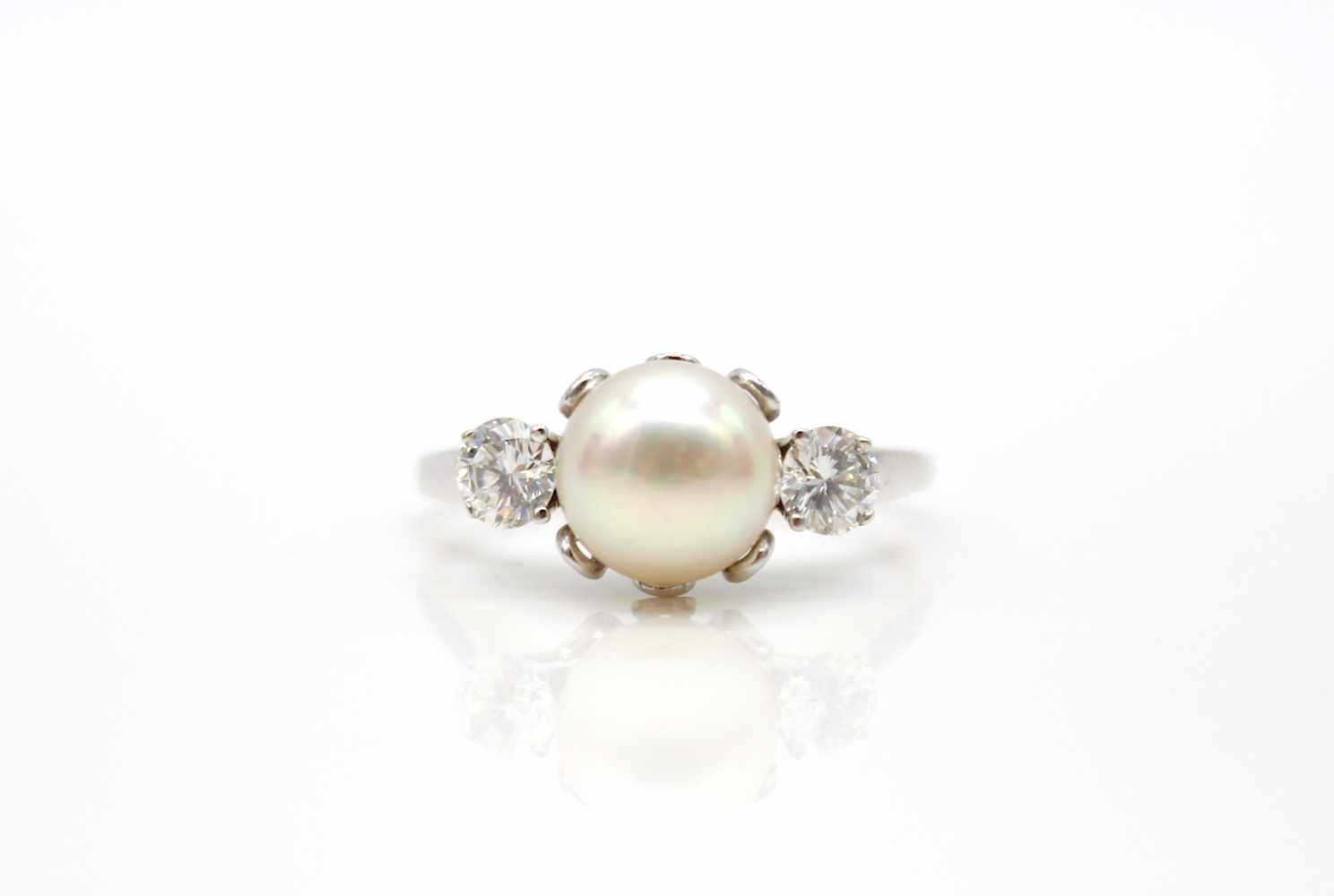 Ring in 585 white gold with one cultured pearl and 2 diamonds, total approx. 0.40 ct in high