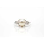Ring in 585 white gold with one cultured pearl and 2 diamonds, total approx. 0.40 ct in high