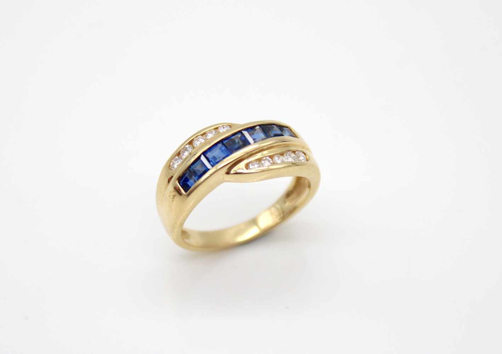 Ring made of 585 gold with 7 sapphires in staircase square cut, total approx. 0.90 ct and 10