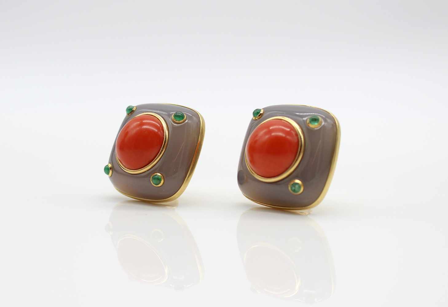 1 pair of 750 gold earclips, sig. Trianon with one coral, one quartz and one emerald ( 1 emerald - Image 3 of 4