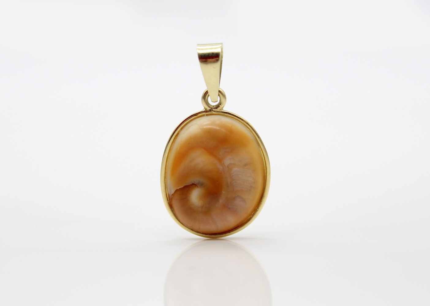 Pendant tested for 585 gold, the stone is probably part of a snail shell,Weight 2.3 g, dimensions - Image 2 of 3