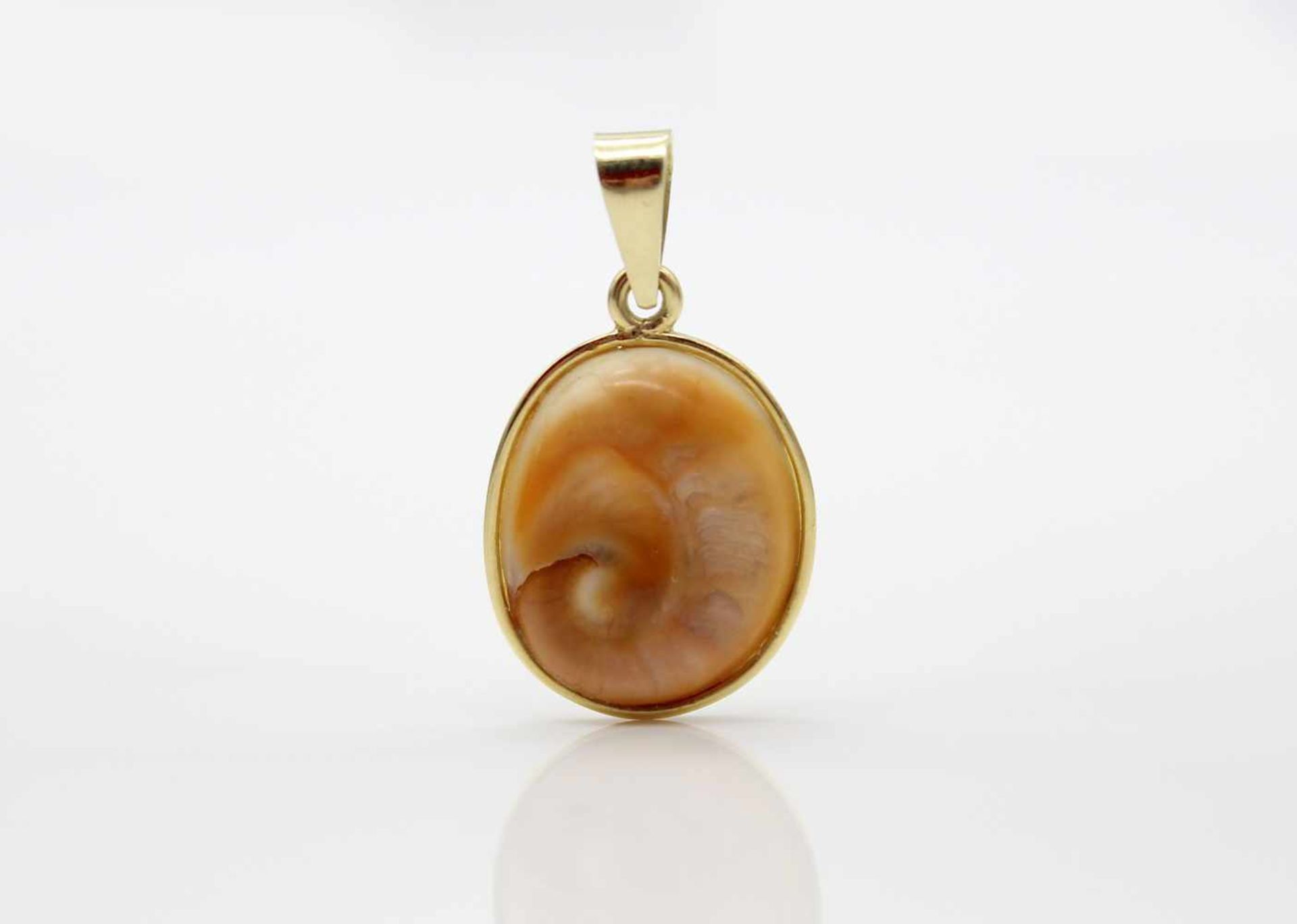 Pendant tested for 585 gold, the stone is probably part of a snail shell,Weight 2.3 g, dimensions - Bild 2 aus 3