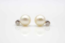 1 pair of ear studs made of 585 gold with one cultured pearl each, diameter 10.8 mm and 2 diamonds