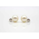 1 pair of ear studs made of 585 gold with one cultured pearl each, diameter 10.8 mm and 2 diamonds