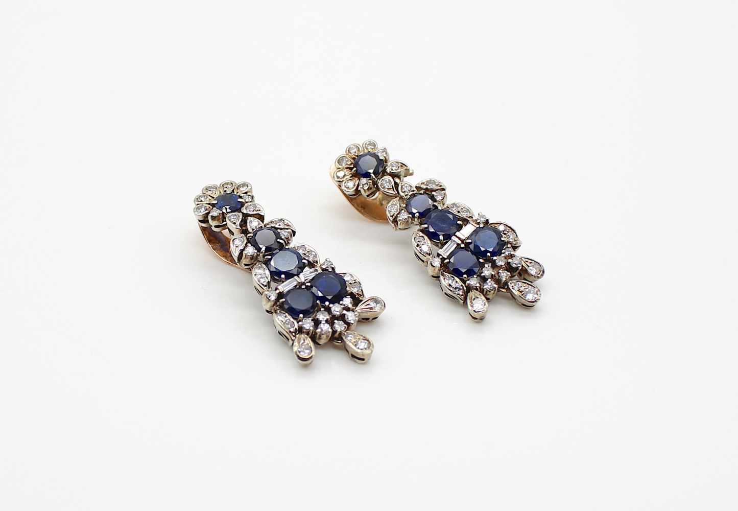 Pair of earrings tested for silver and 750 gold plugs with 10 sapphires, total approx. 5.5 ct and 74 - Image 3 of 3