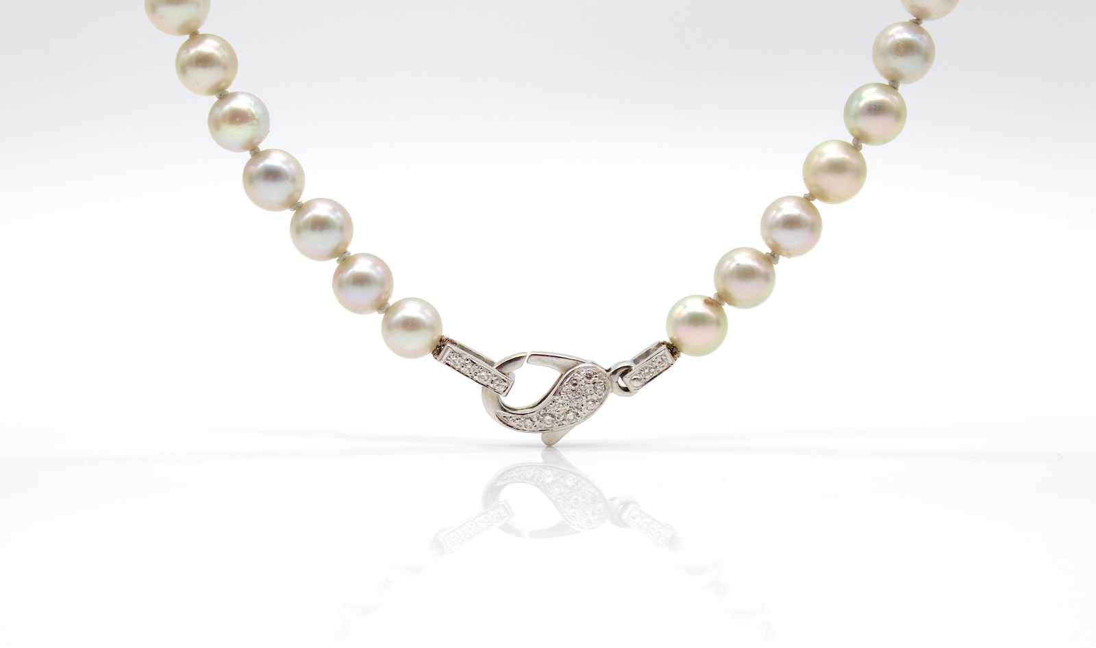 Akoya cultured pearl necklace, diameter 7.0 to 7.4 mm, lock tested on 585 gold with 30 diamonds,