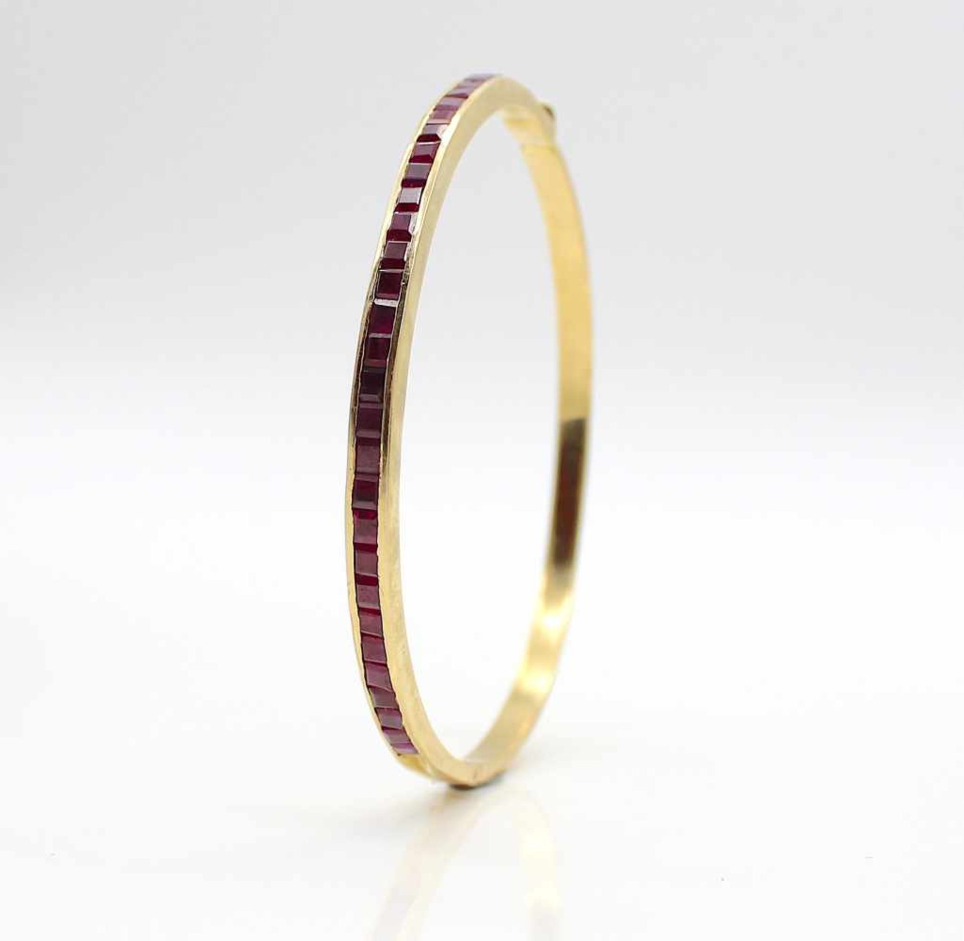 Bangle tested for 21,6 ct gold with 31 rubies, total ca. 4,6 ct. The bracelet would have to be re- - Bild 3 aus 3