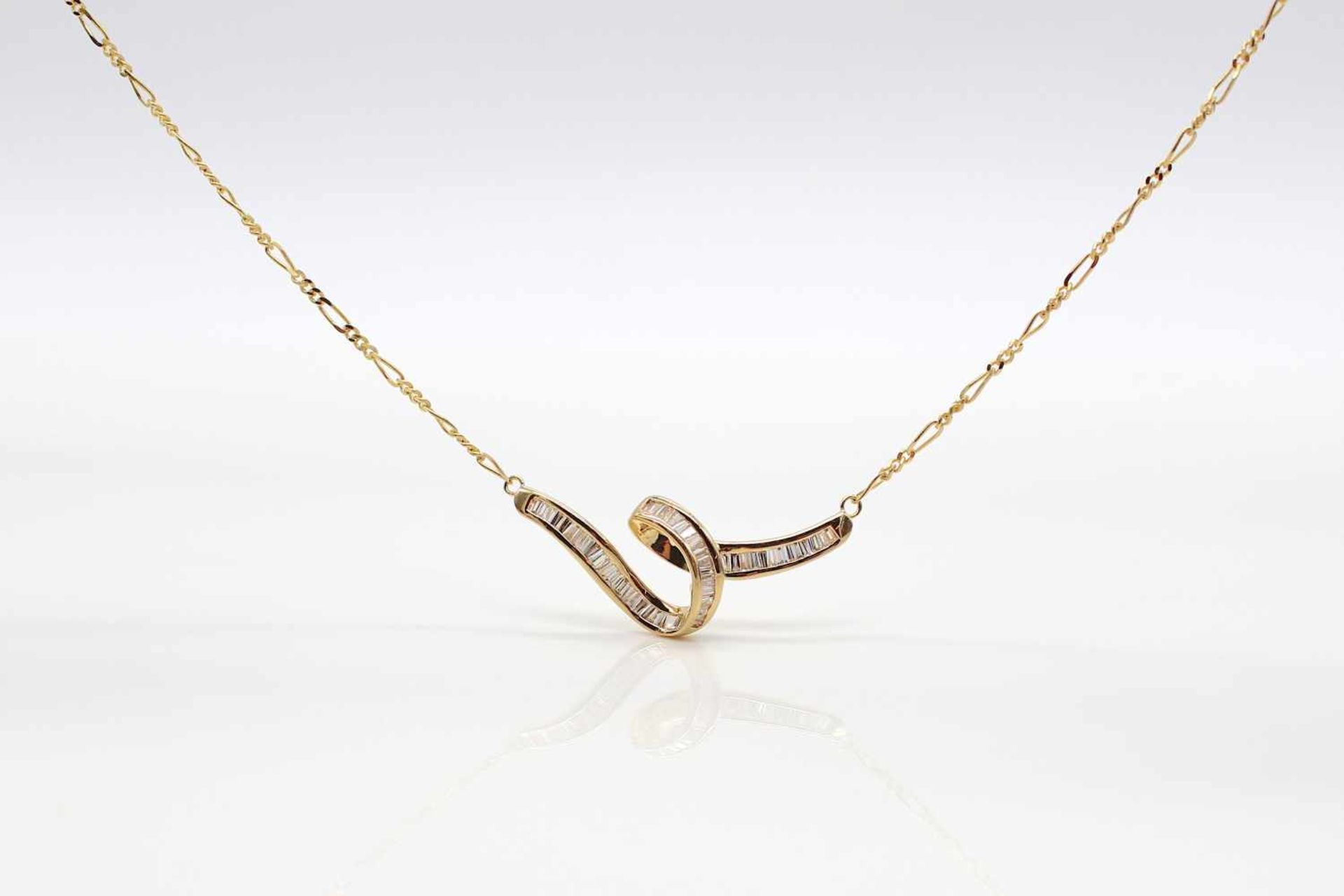 750 gold necklace with 41 baguette- and trapeze-cut diamonds, total ca. 1 ct in medium quality, - Bild 3 aus 3