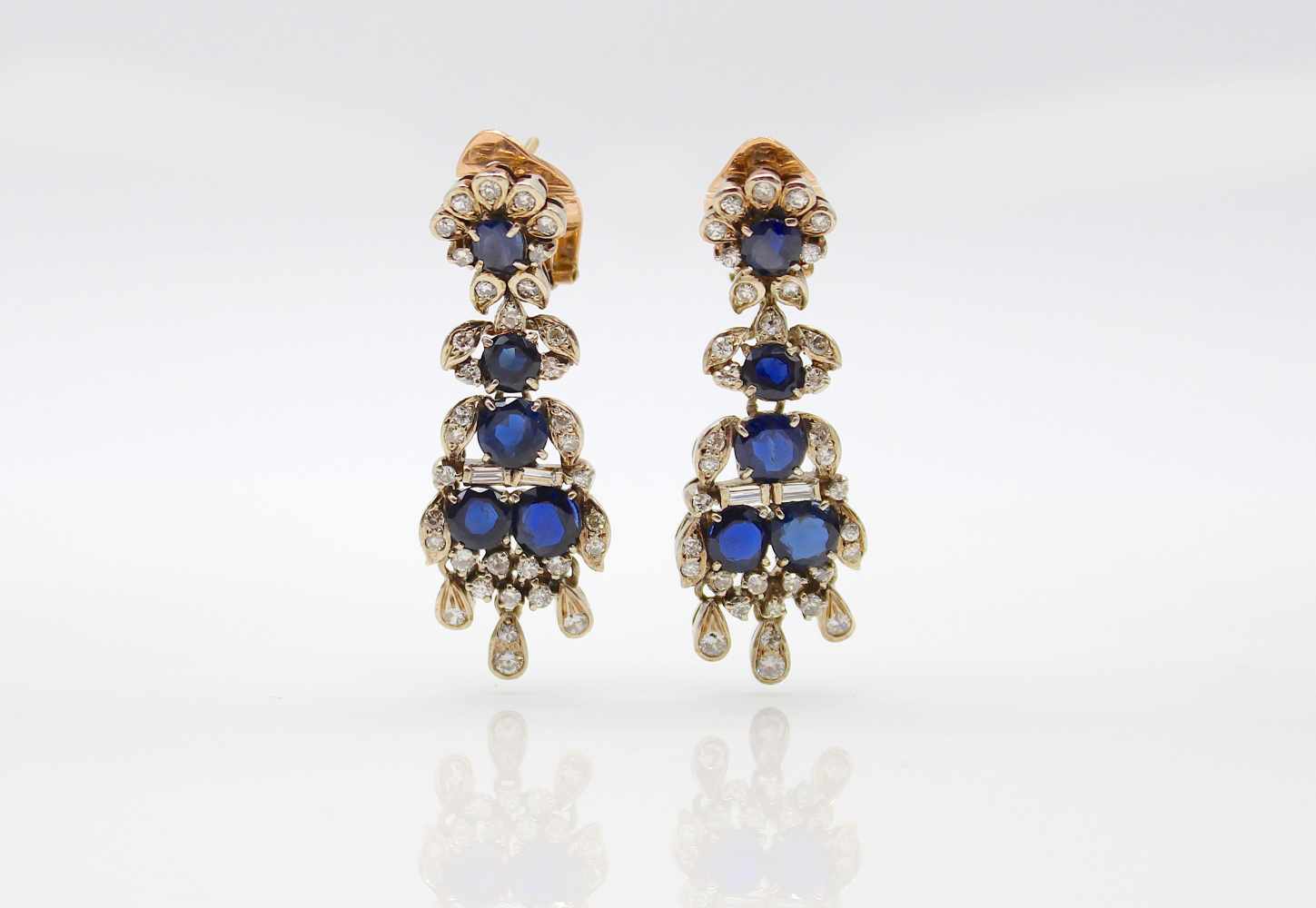 Pair of earrings tested for silver and 750 gold plugs with 10 sapphires, total approx. 5.5 ct and 74